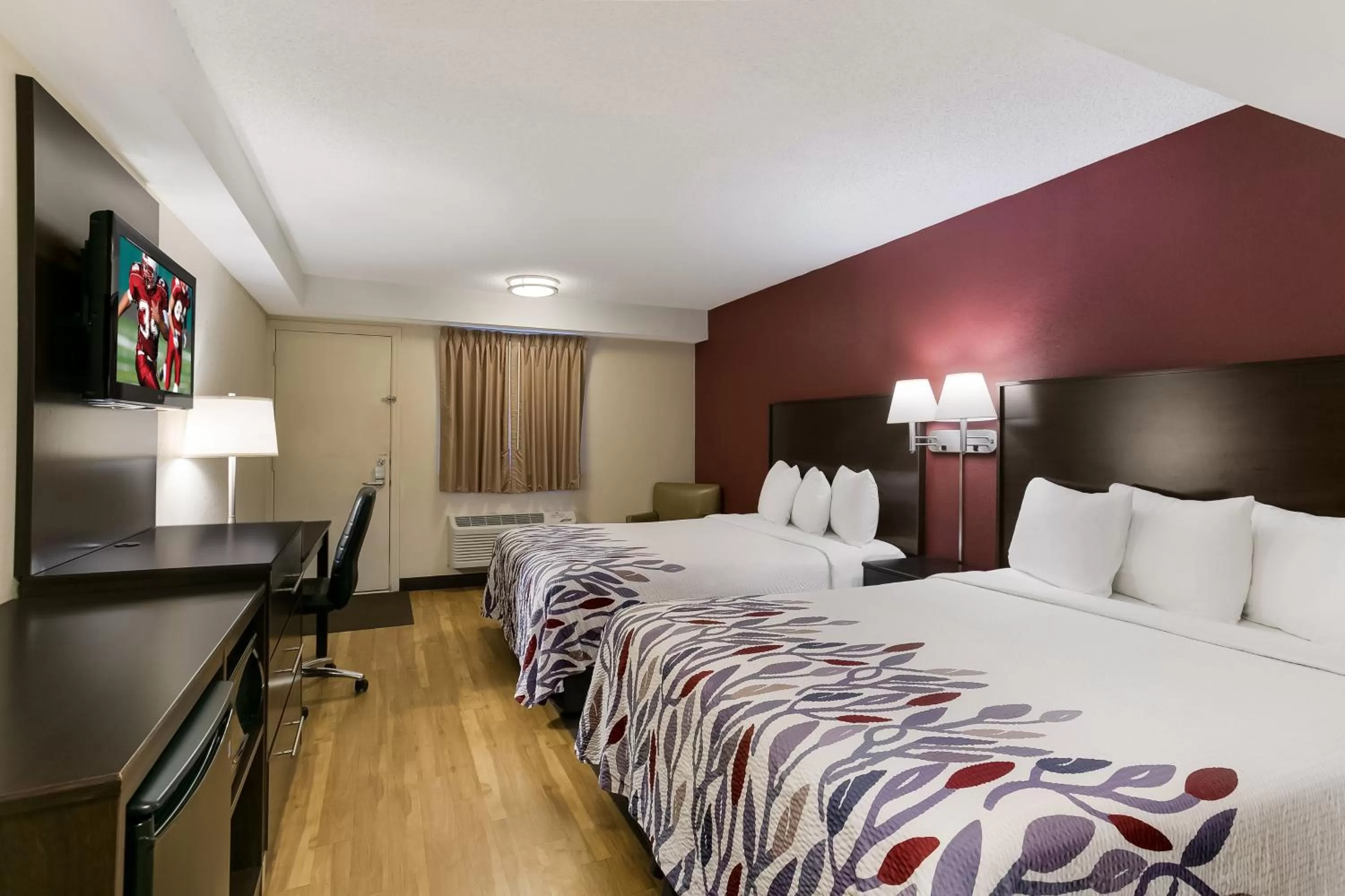 Photo of the whole room, Bed in Red Roof Inn Hershey