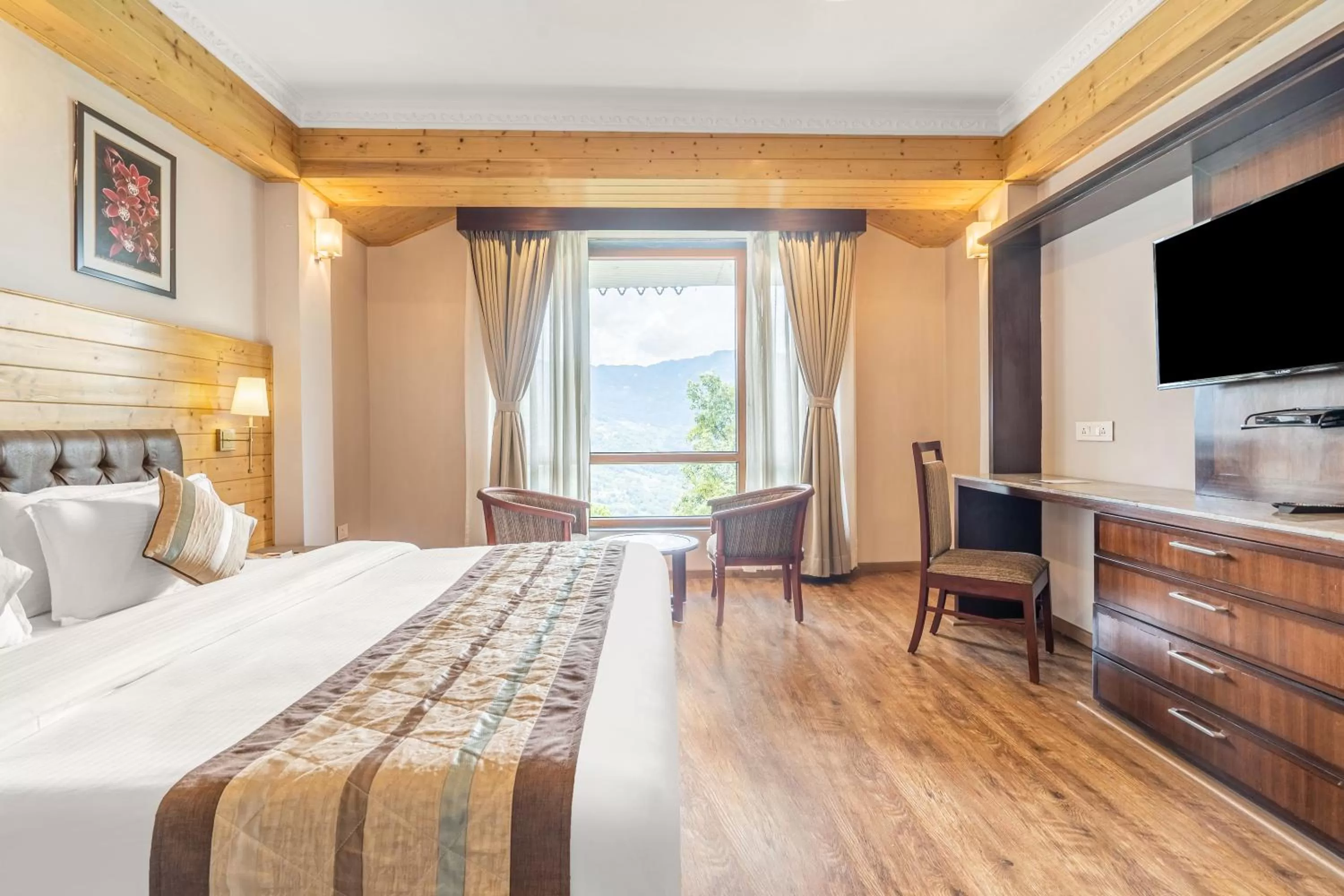 Communal lounge/ TV room, TV/Entertainment Center in Summit Alpine Abode Hotel