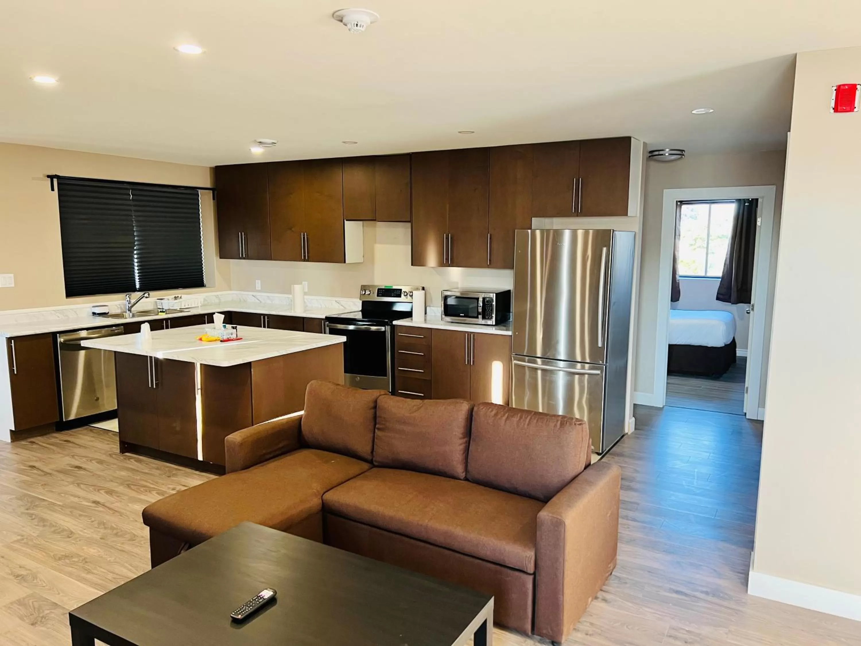 Kitchen or kitchenette in Super 8 by Wyndham Niagara Falls ON