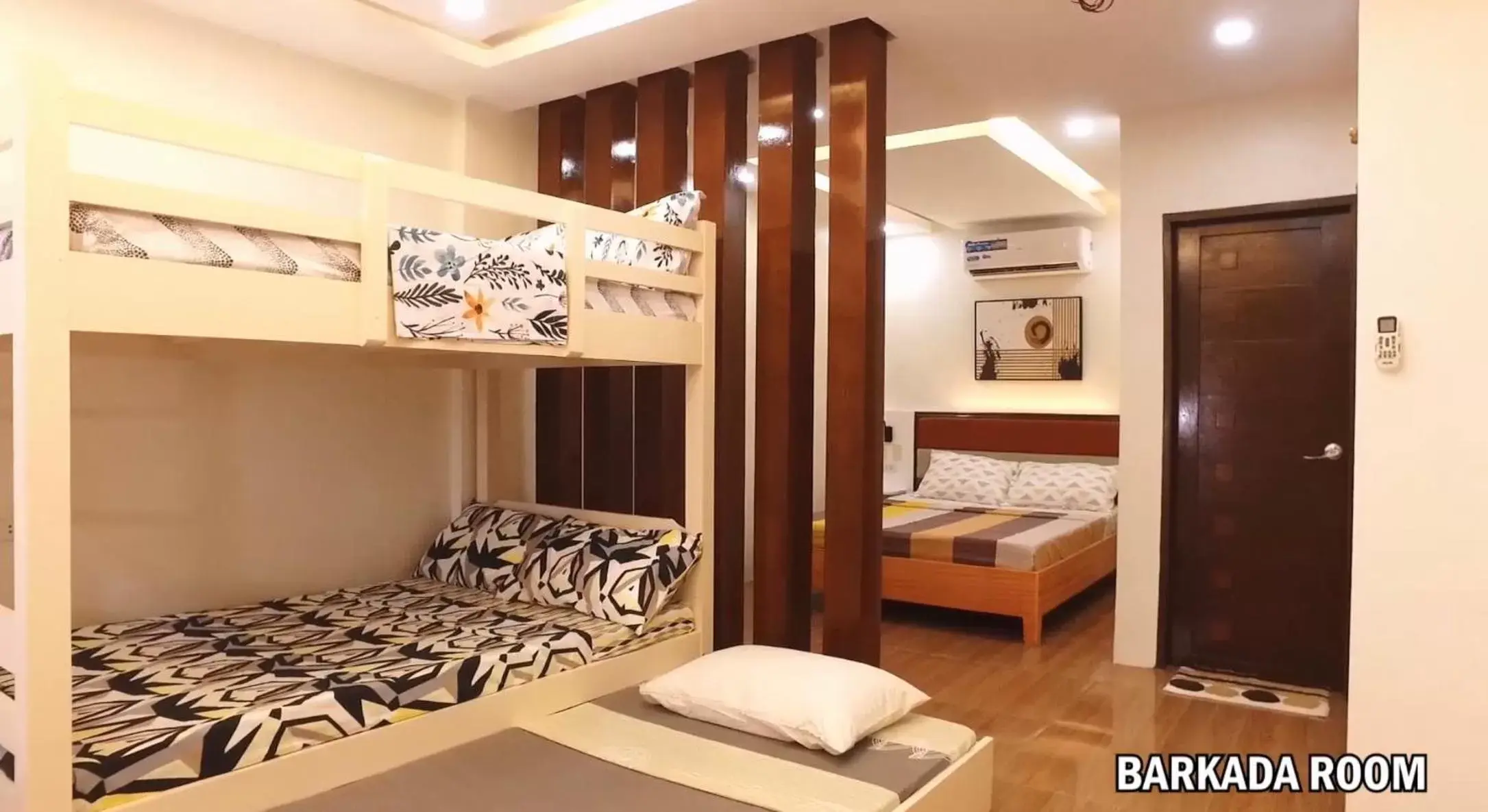 Family Double Room in Rustic Crown Hotel Family Double Room in Rustic Crown Hotel