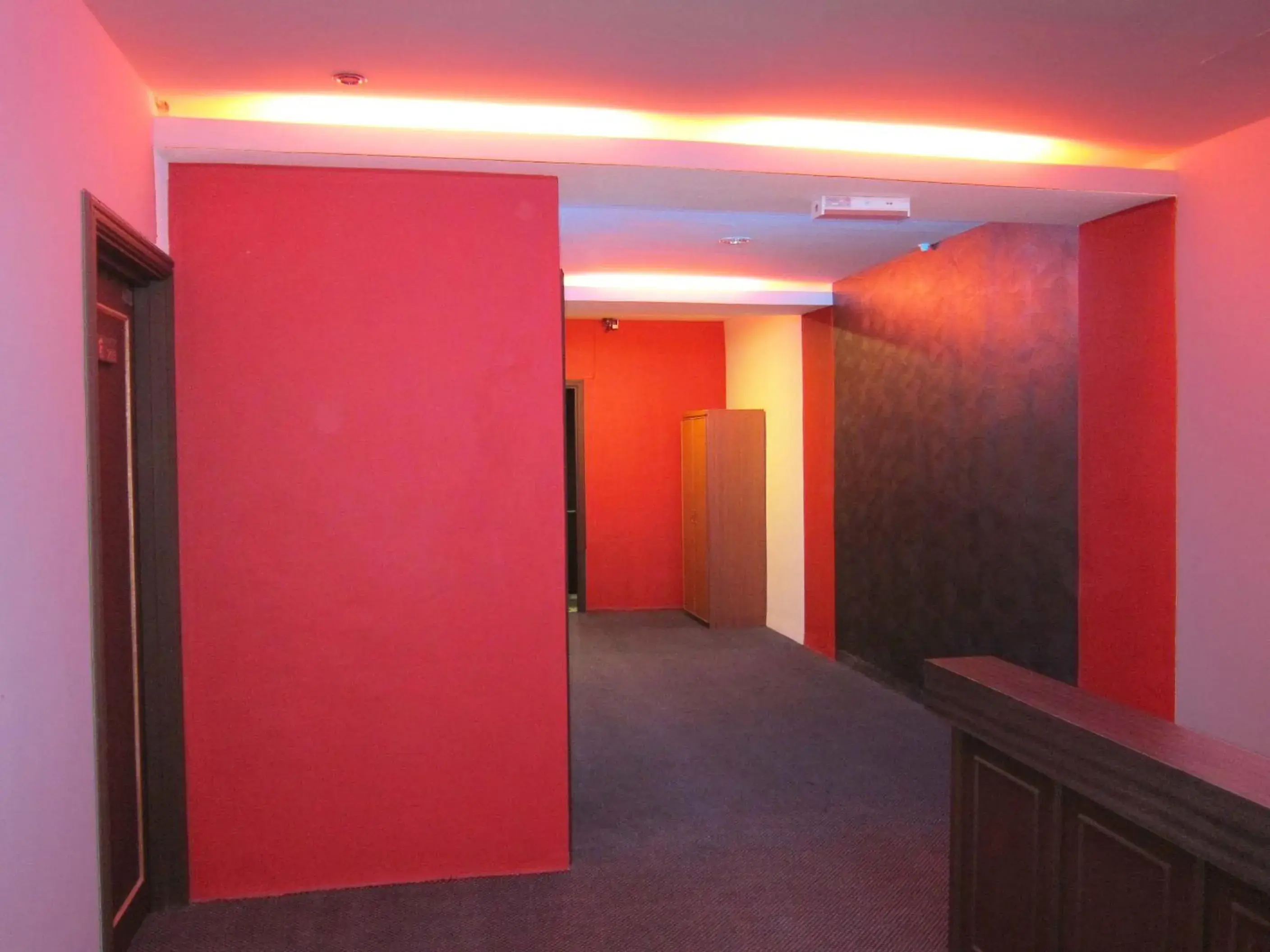 Communal lounge/ TV room in Oriental Inn