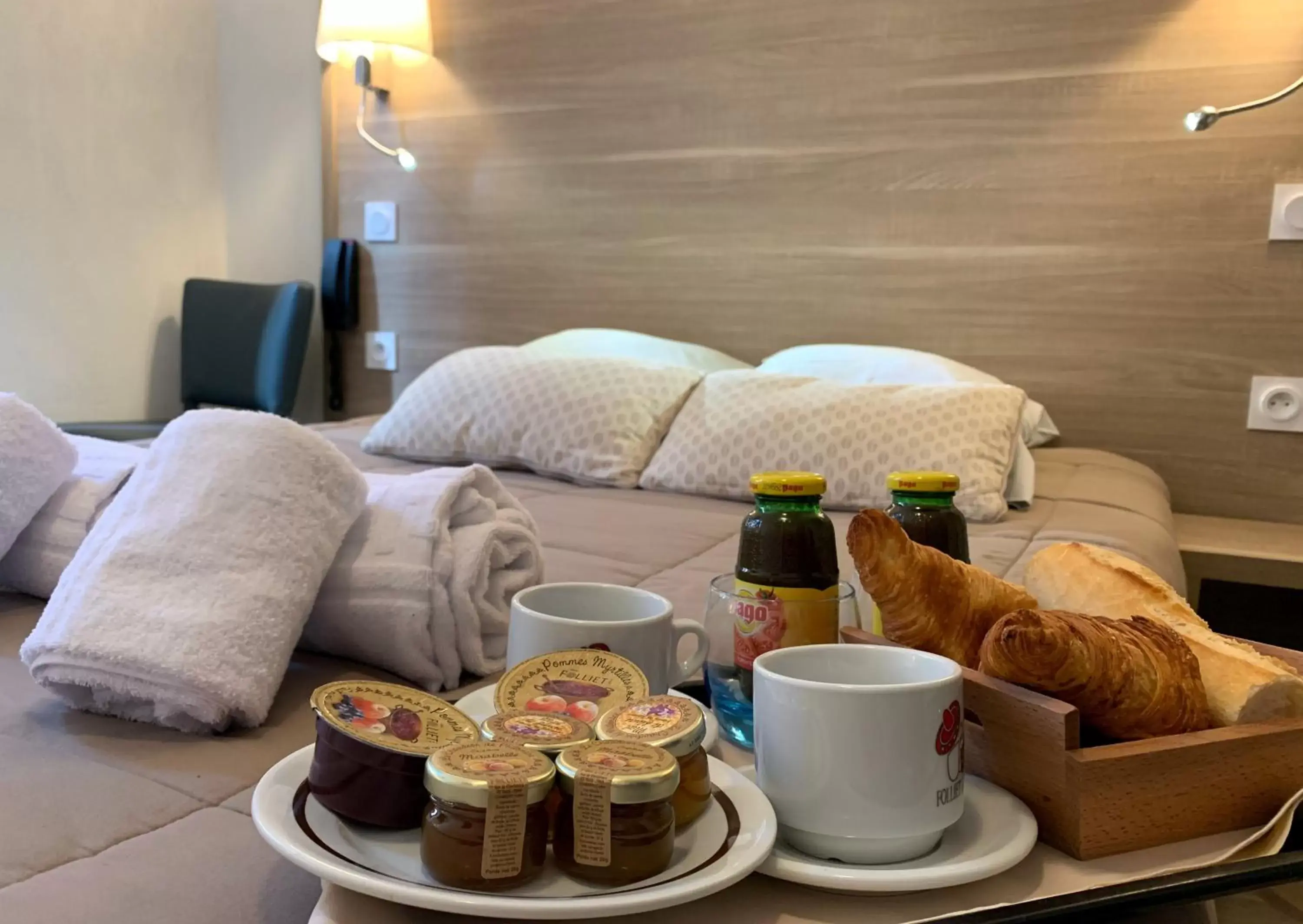 Food and drinks, Bed in Hôtel Du Cheval Blanc