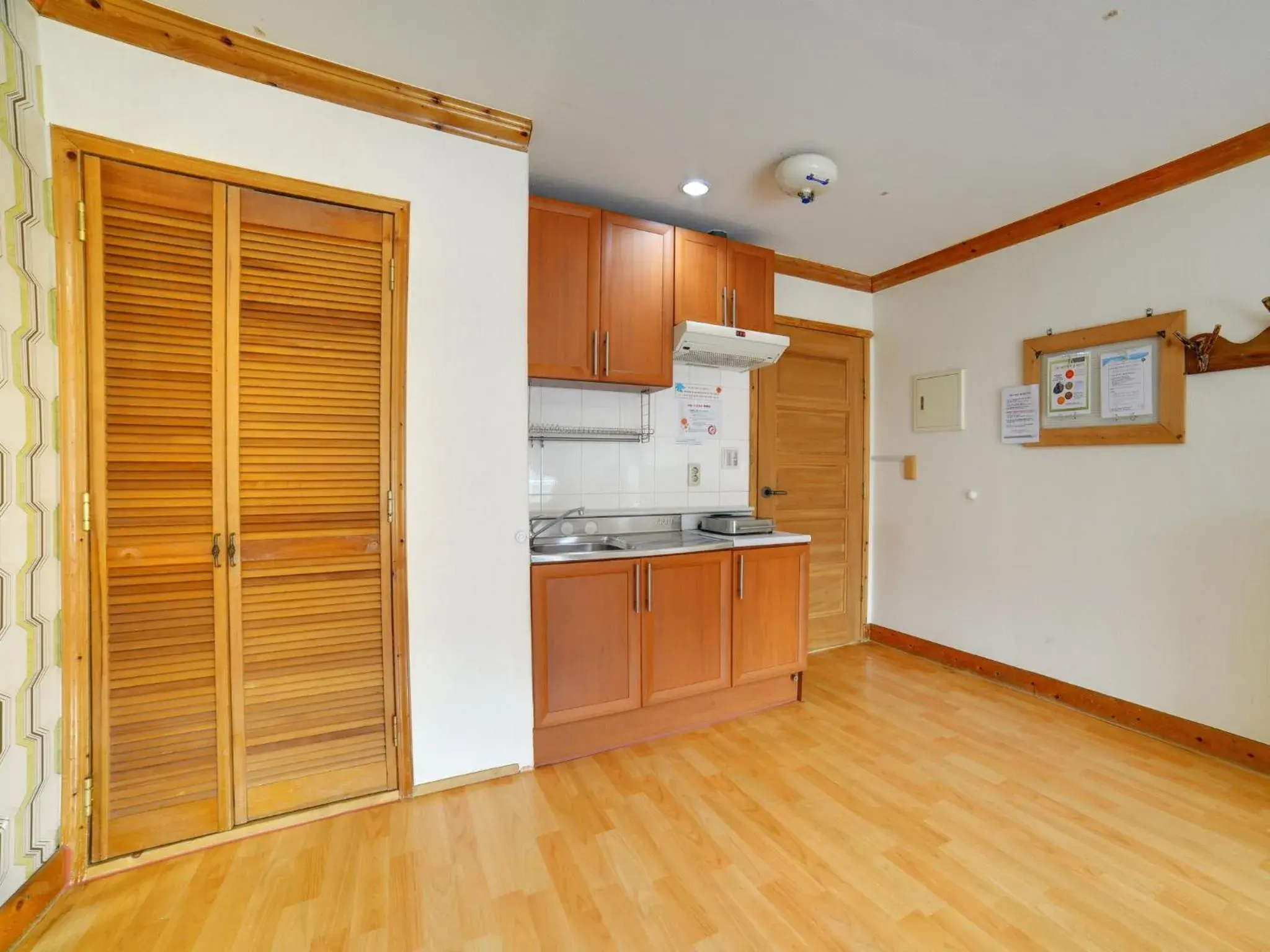 Photo of the whole room, Kitchen/Kitchenette in White Cabin