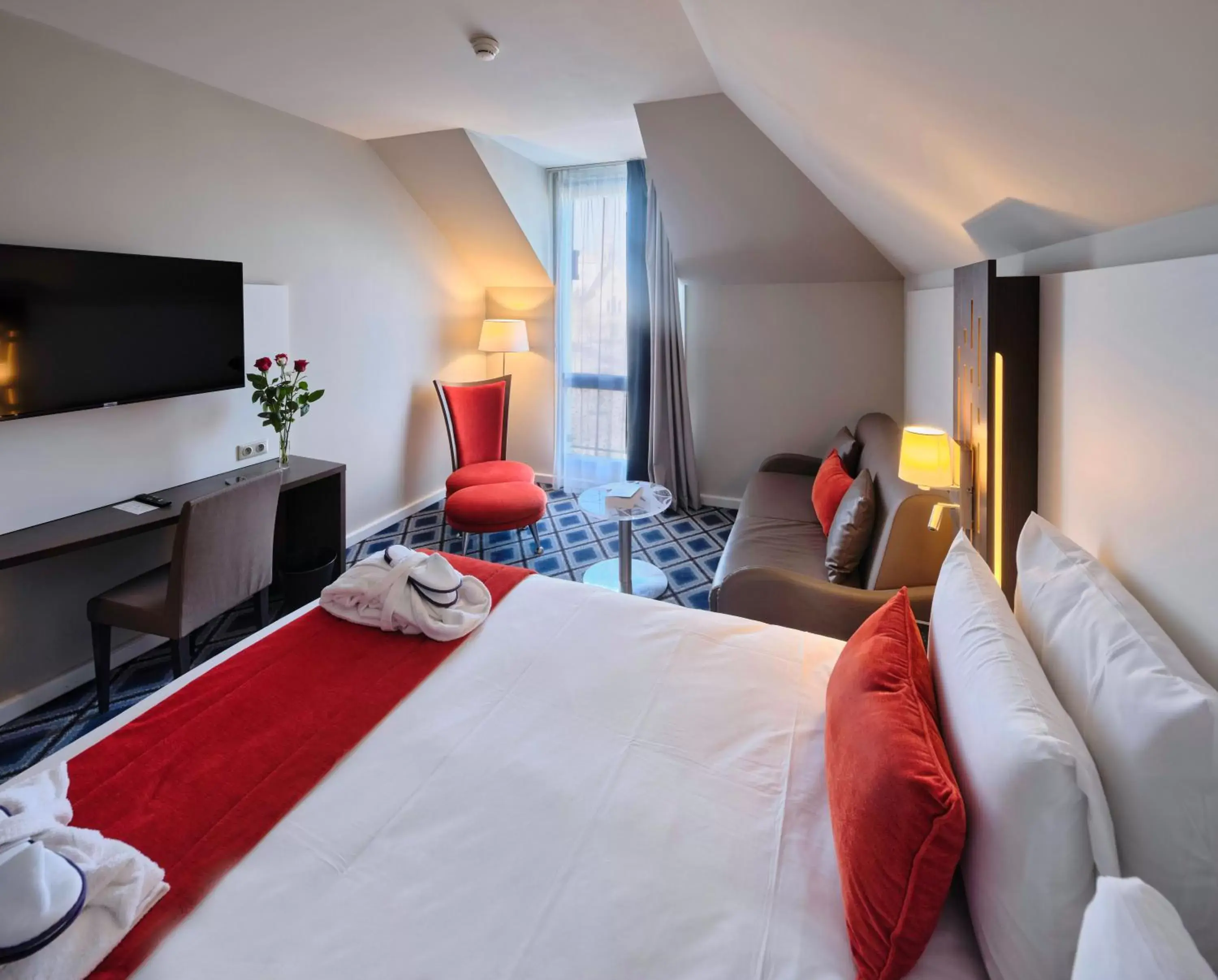 Bed, TV/Entertainment Center in Mercure Chartres Cathedrale