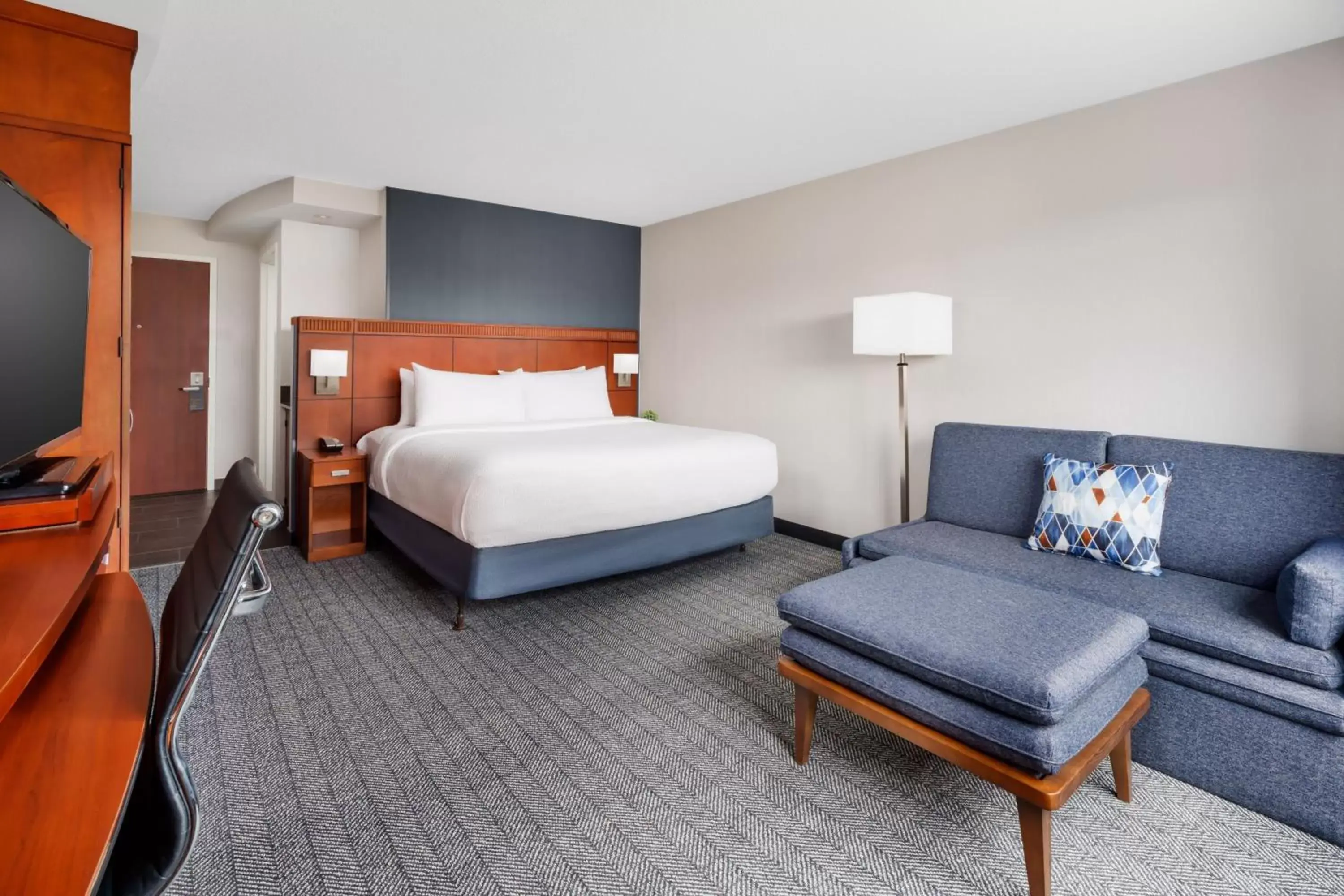 Photo of the whole room, Bed in Courtyard Manchester-Boston Regional Airport