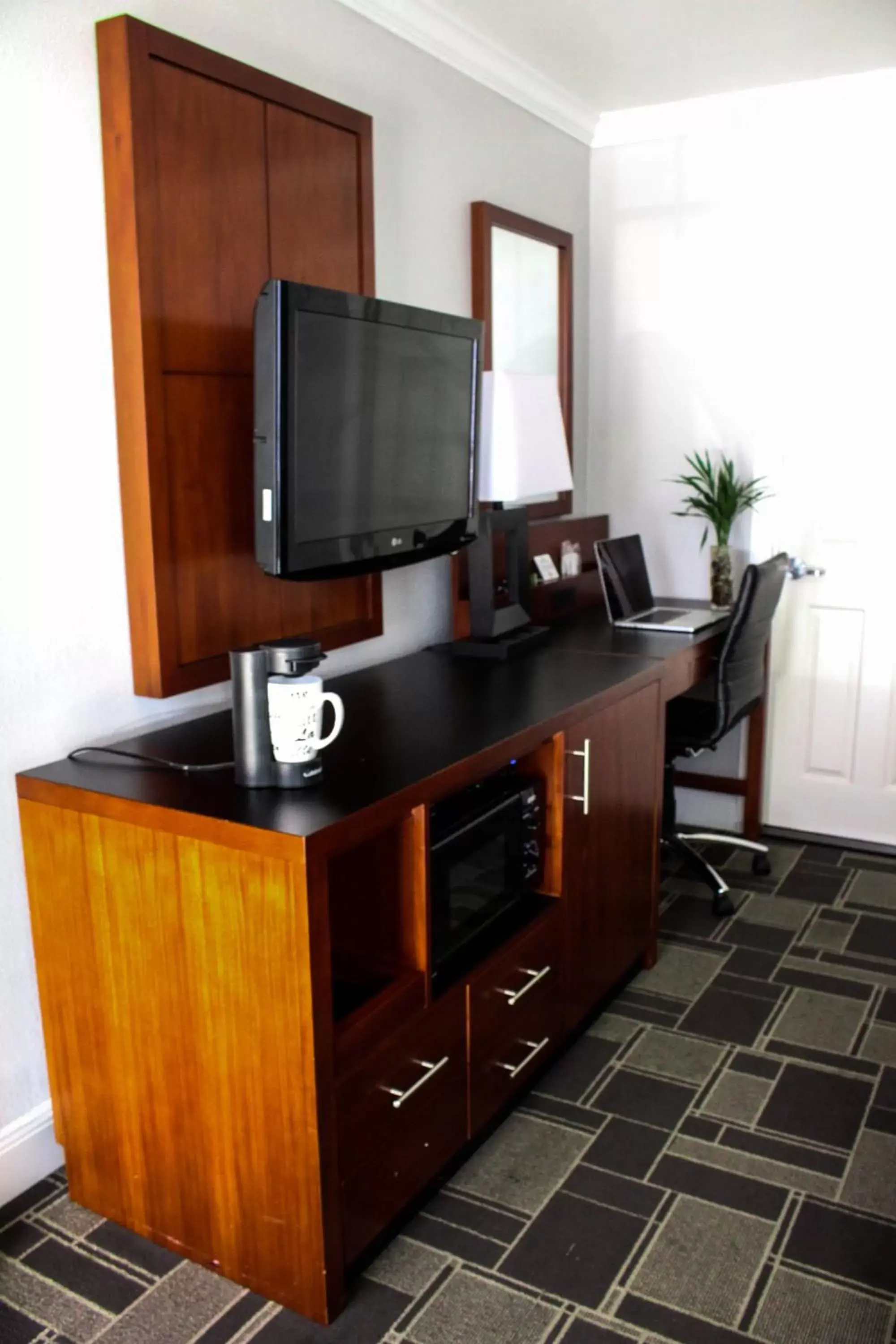 Living room, TV/Entertainment Center in Bay Bridge Inn San Francisco