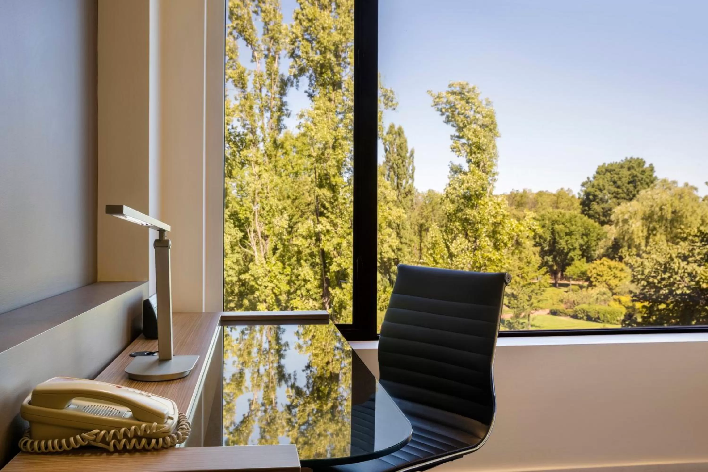 Photo of the whole room in Crowne Plaza Canberra by IHG