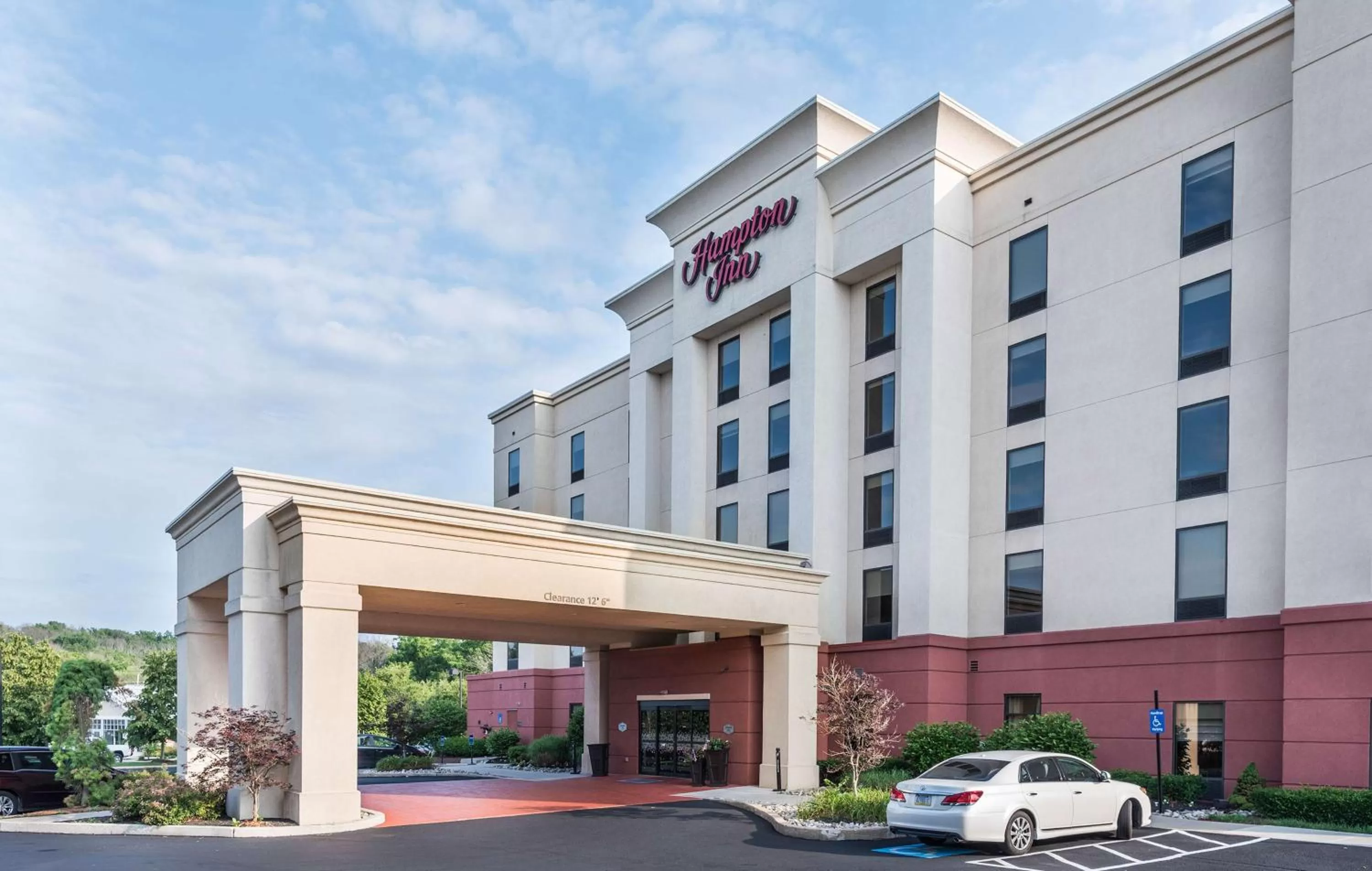 Property building in Hampton Inn Doylestown