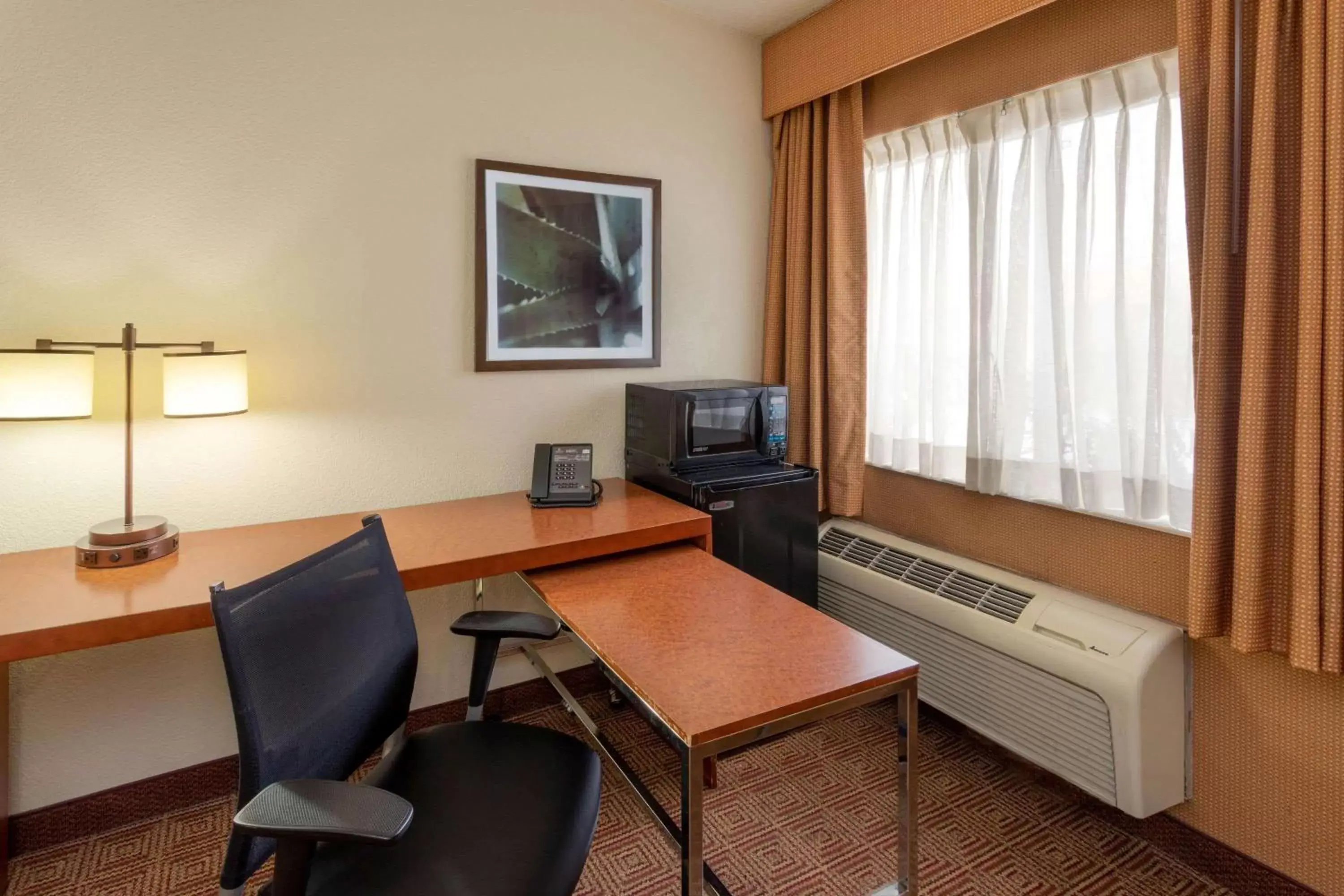 Photo of the whole room, TV/Entertainment Center in La Quinta Inn by Wyndham Minneapolis Airport Bloomington