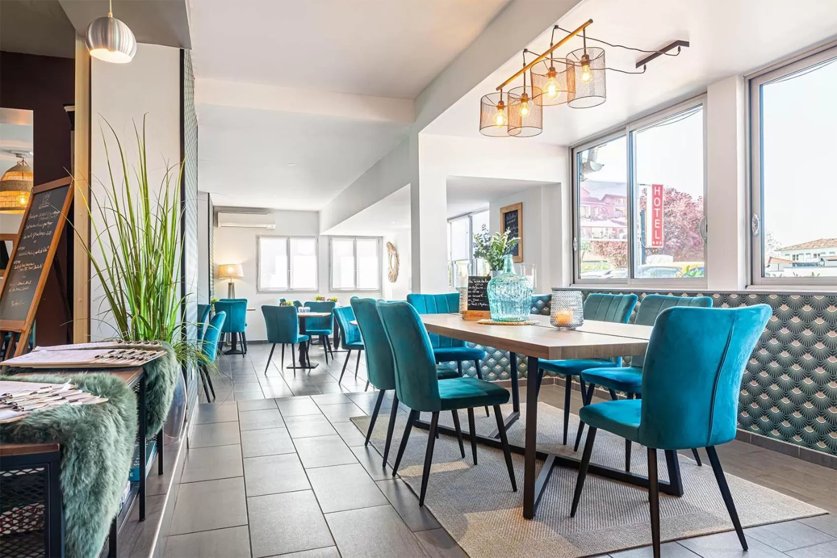 Seating area in Contact Hôtels Les Pierres Dorées