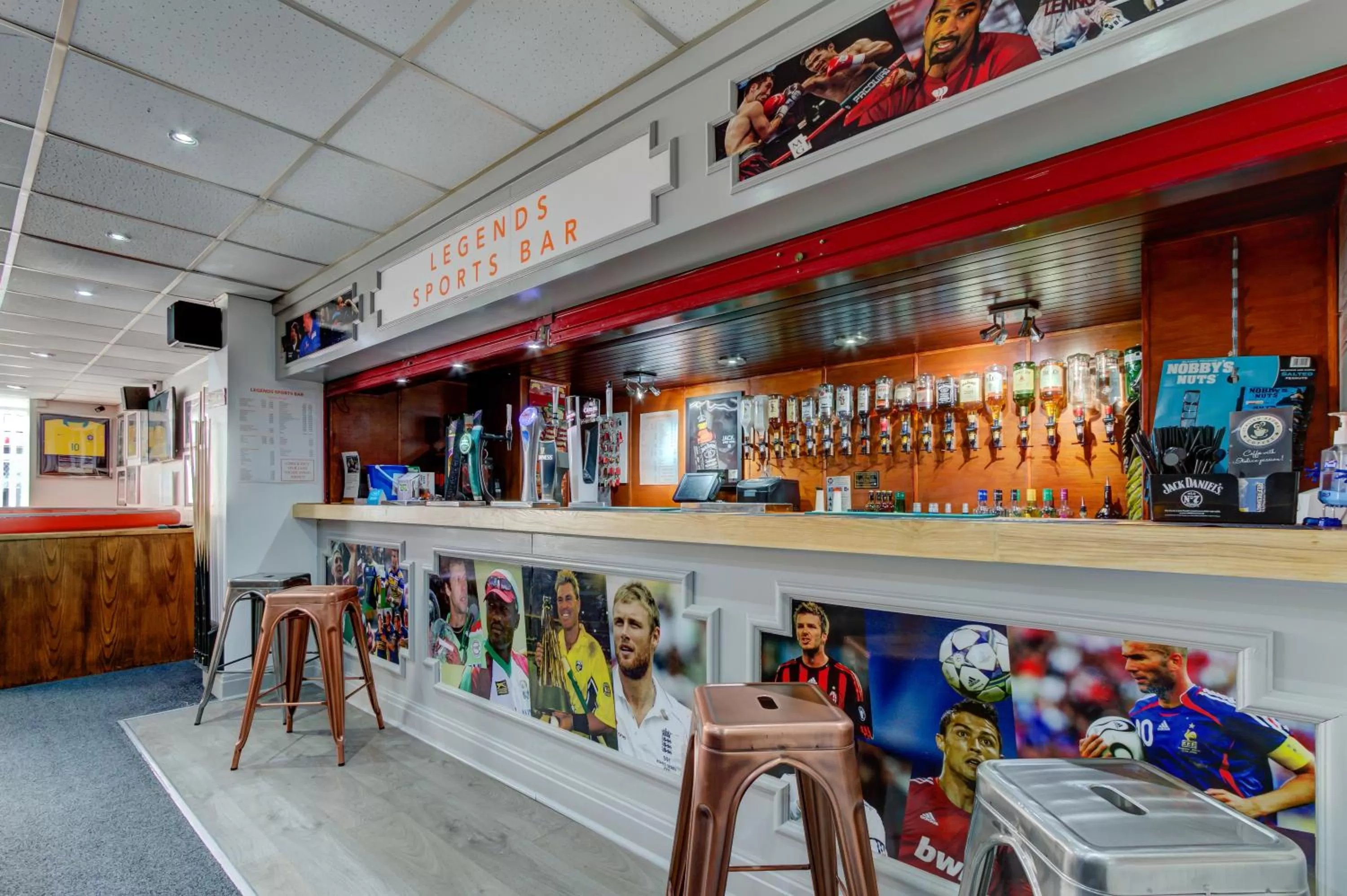 Lounge or bar in The Sandringham Court Hotel & Apartment Welcoming Large and Small Groups for 15 years