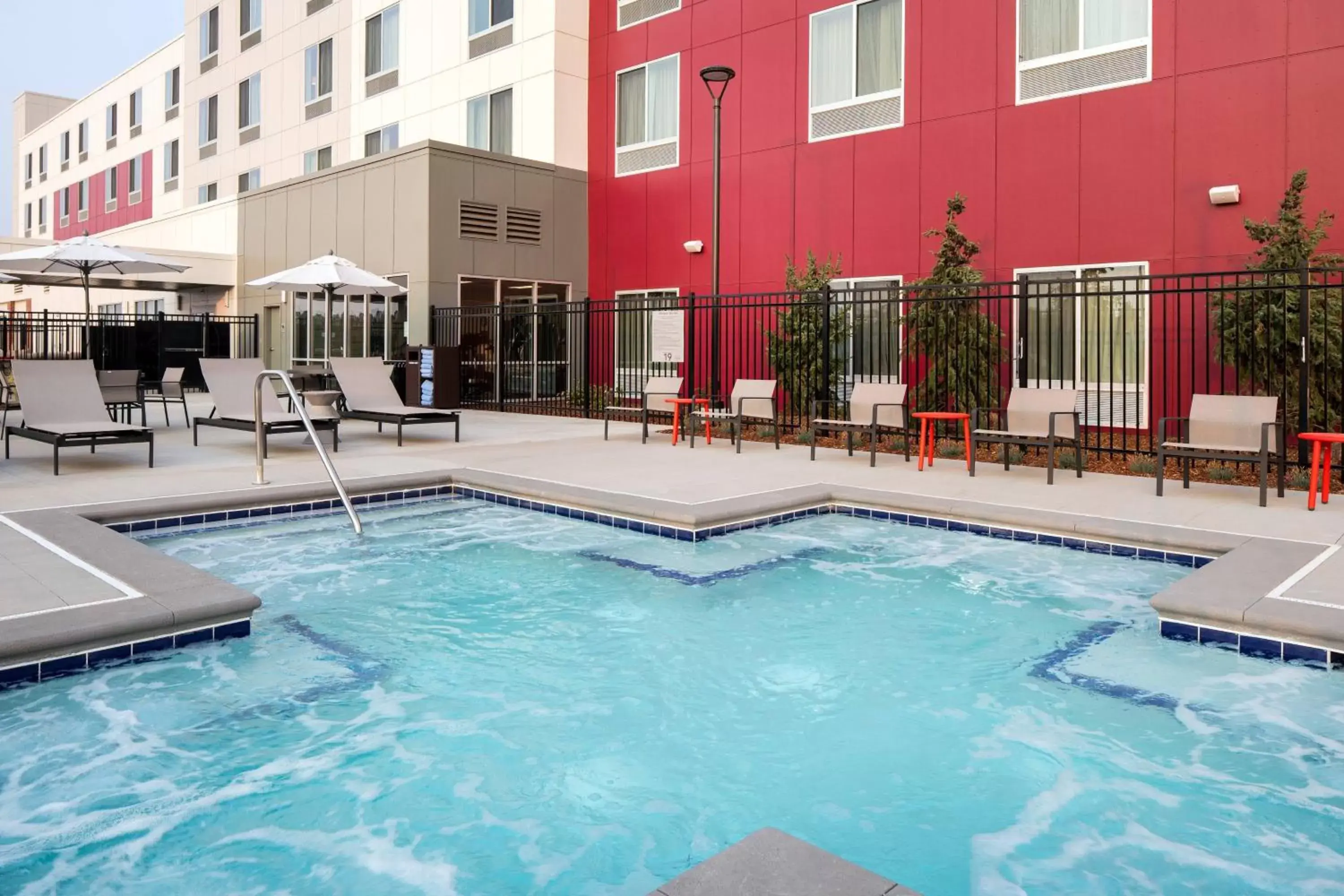 Area and facilities, Swimming Pool in Courtyard by Marriott Pullman