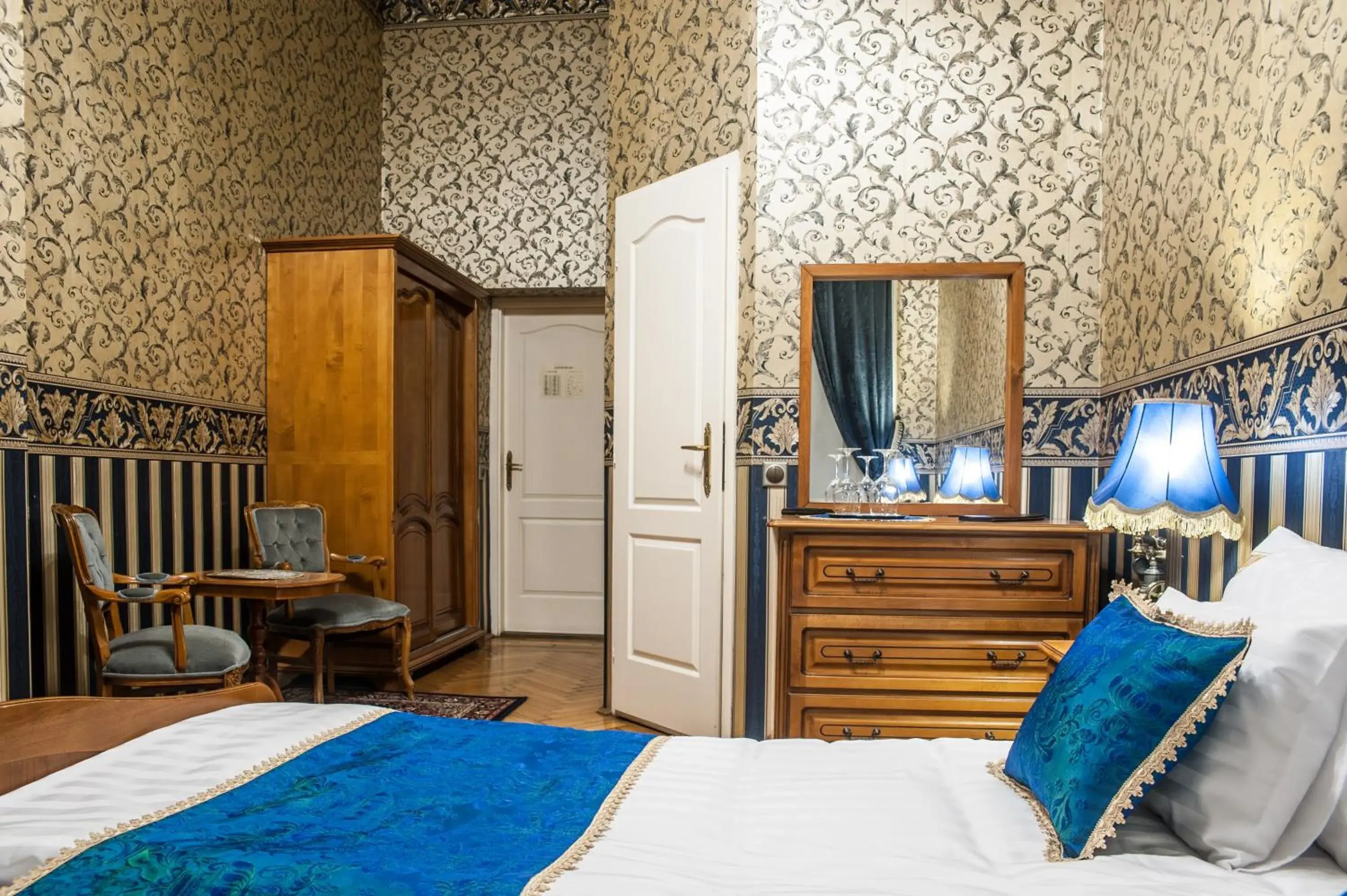 Photo of the whole room, Bed in Cotton House Budapest
