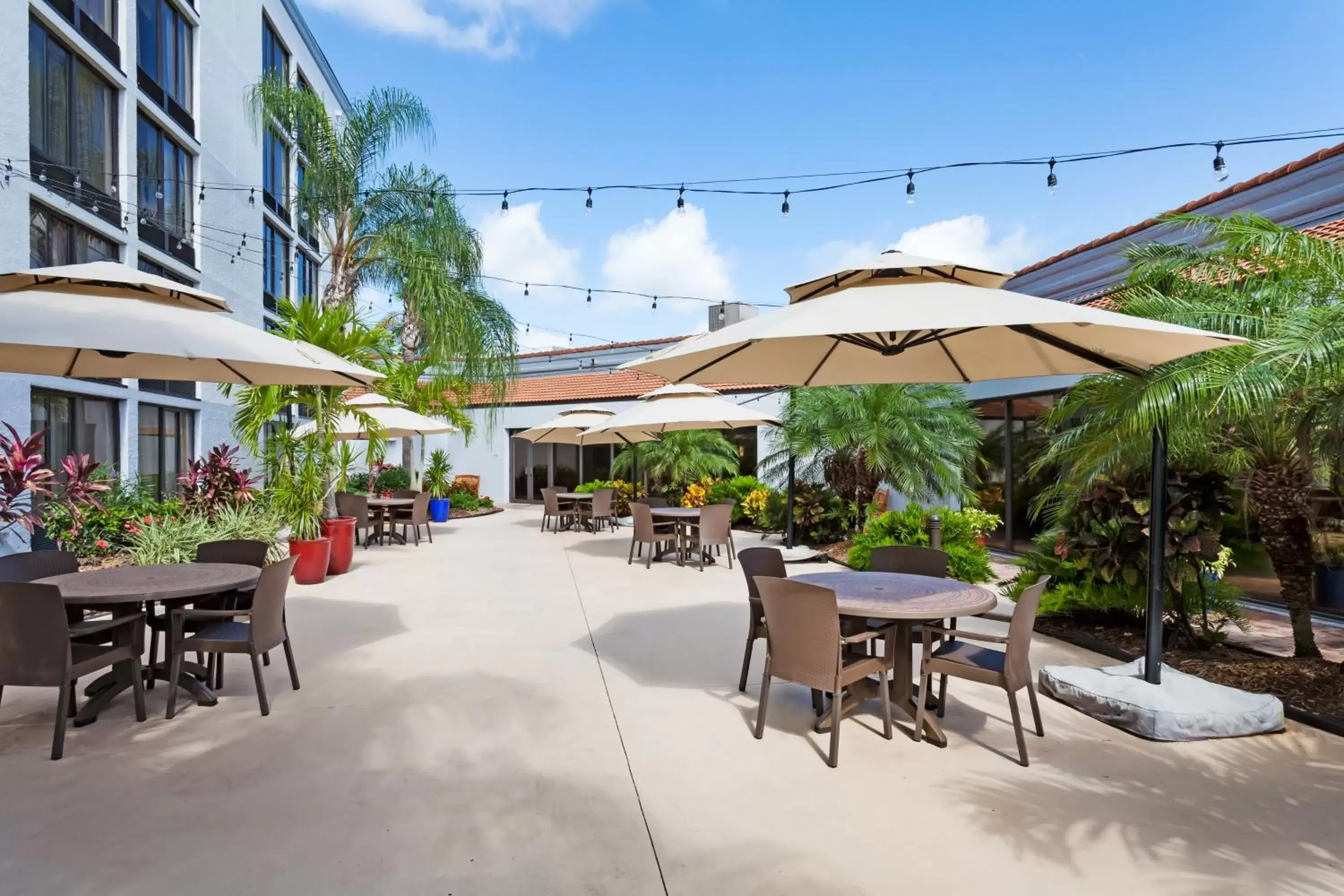 Lobby or reception, Restaurant/Places to Eat in Crowne Plaza Hotel Fort Myers at Bell Tower Shops, an IHG Hotel