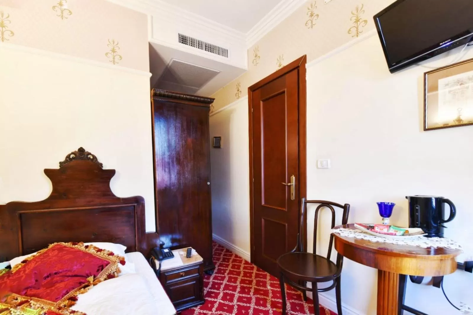Photo of the whole room, Bed in Casa del Sole Boutique Hotel Timisoara