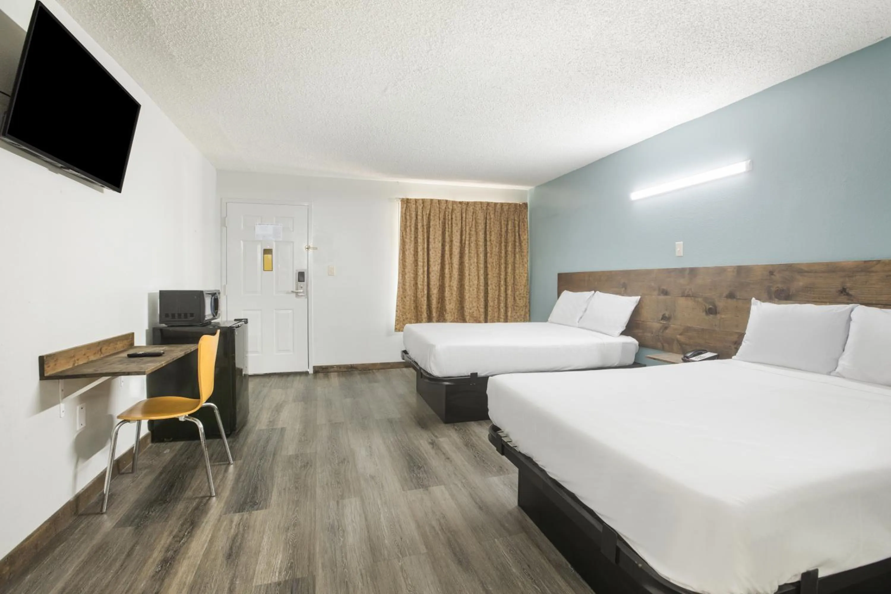 2 Queen Beds Smoking in Americas Best Value Inn Stockbridge