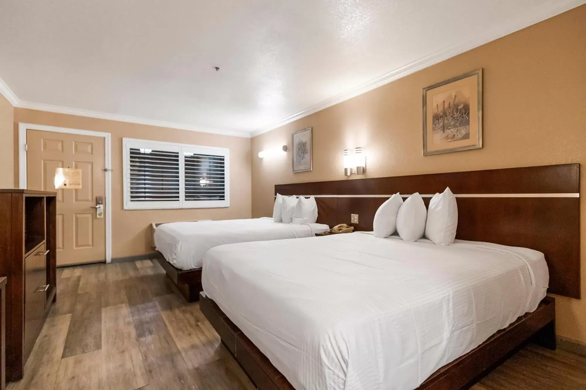 Photo of the whole room, Bed in Country Inn Sonora