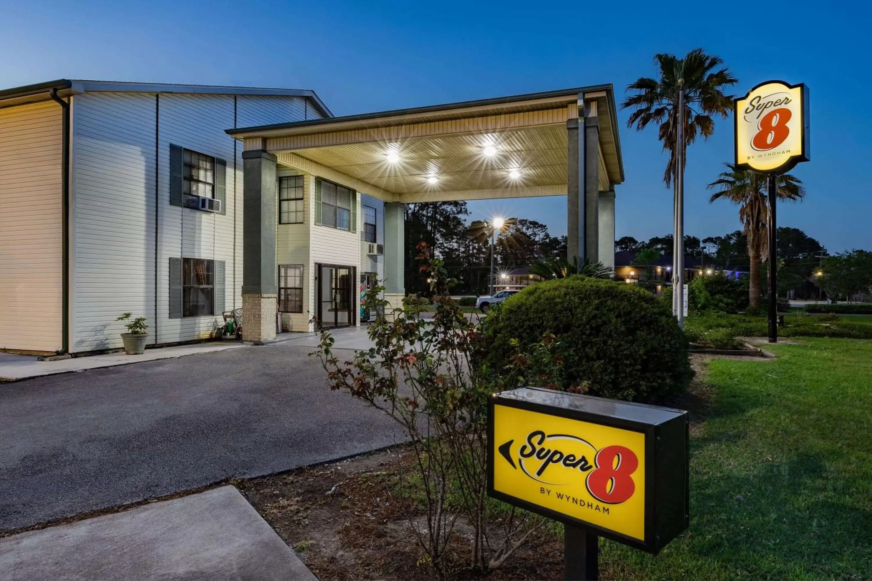 Property building, Property Logo/Sign in Super 8 by Wyndham Kinder/Coushatta near Casino