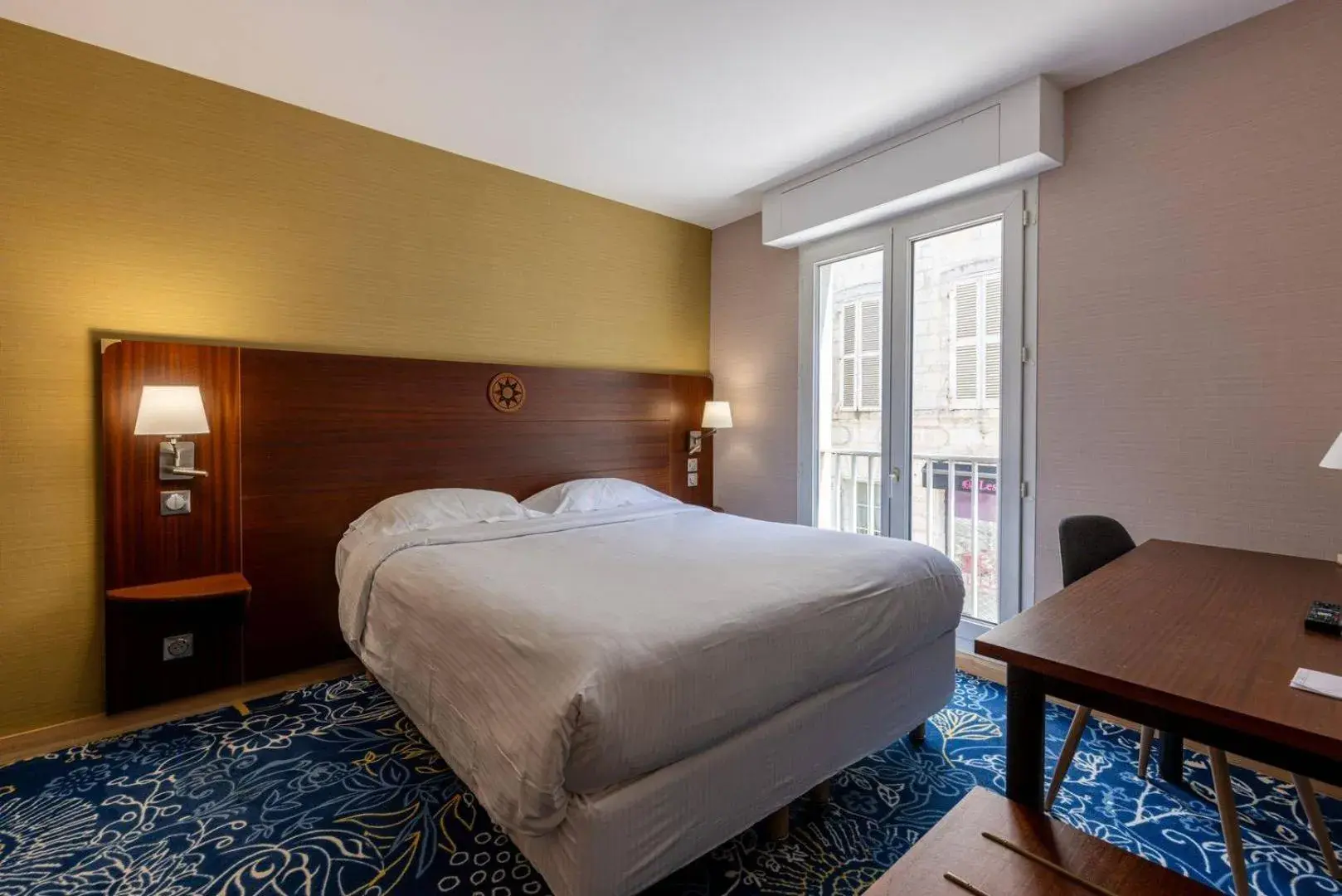 Bed in Hôtel Le Yachtman