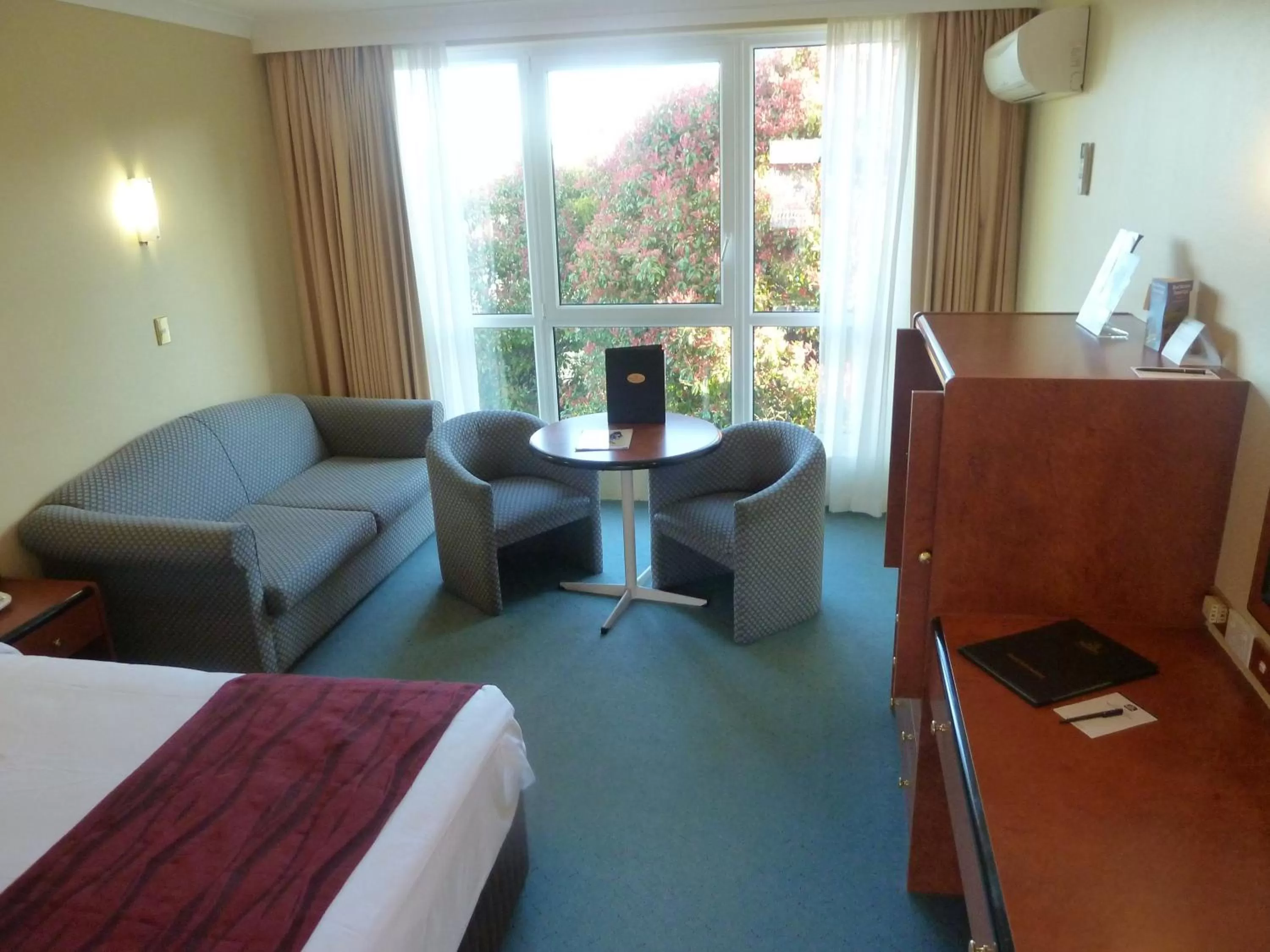 Bed in Alpine Motor Inn