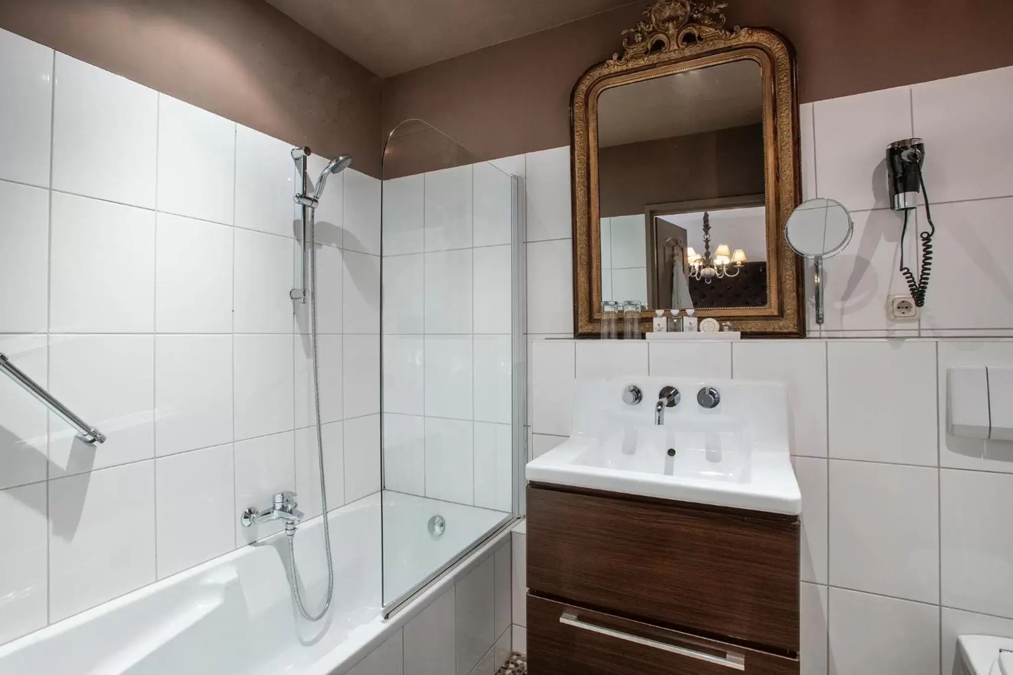 Shower, Bathroom in l'Auberge Damhotel