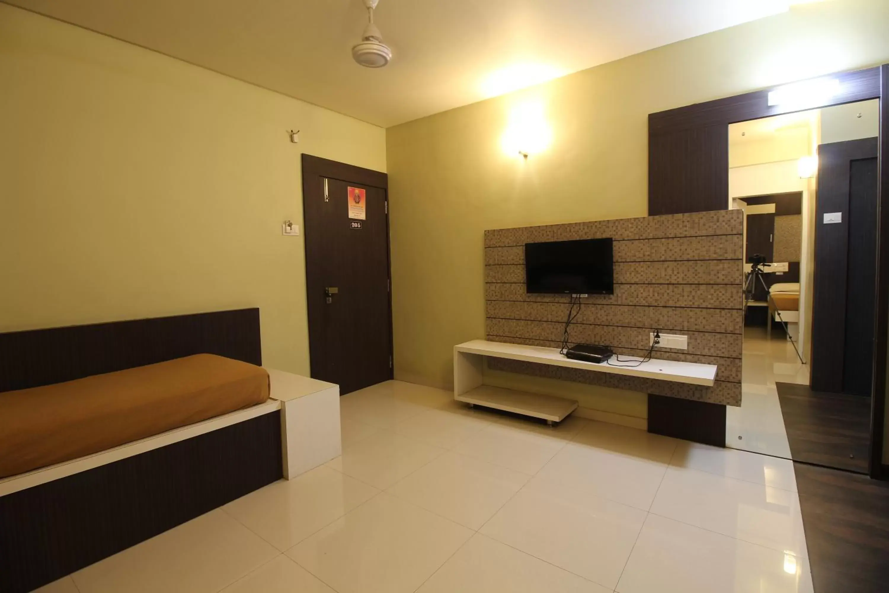 Living room in Hotel Sham Suman, Kolhapur- Opposite To Mahalaxmi Temple Living room in Hotel Sham Suman, Kolhapur- Opposite To Mahalaxmi Temple