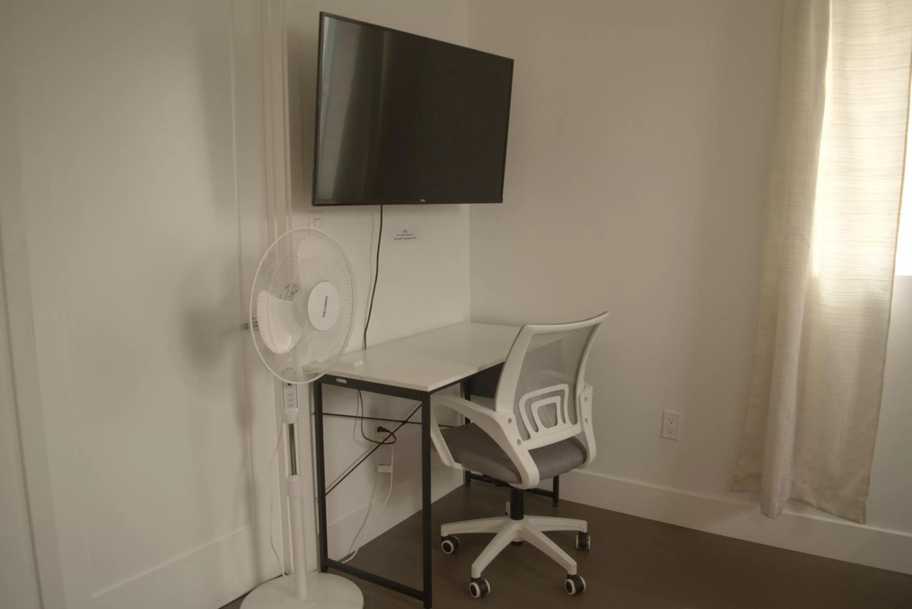 Bedroom, TV/Entertainment Center in R&R Suites