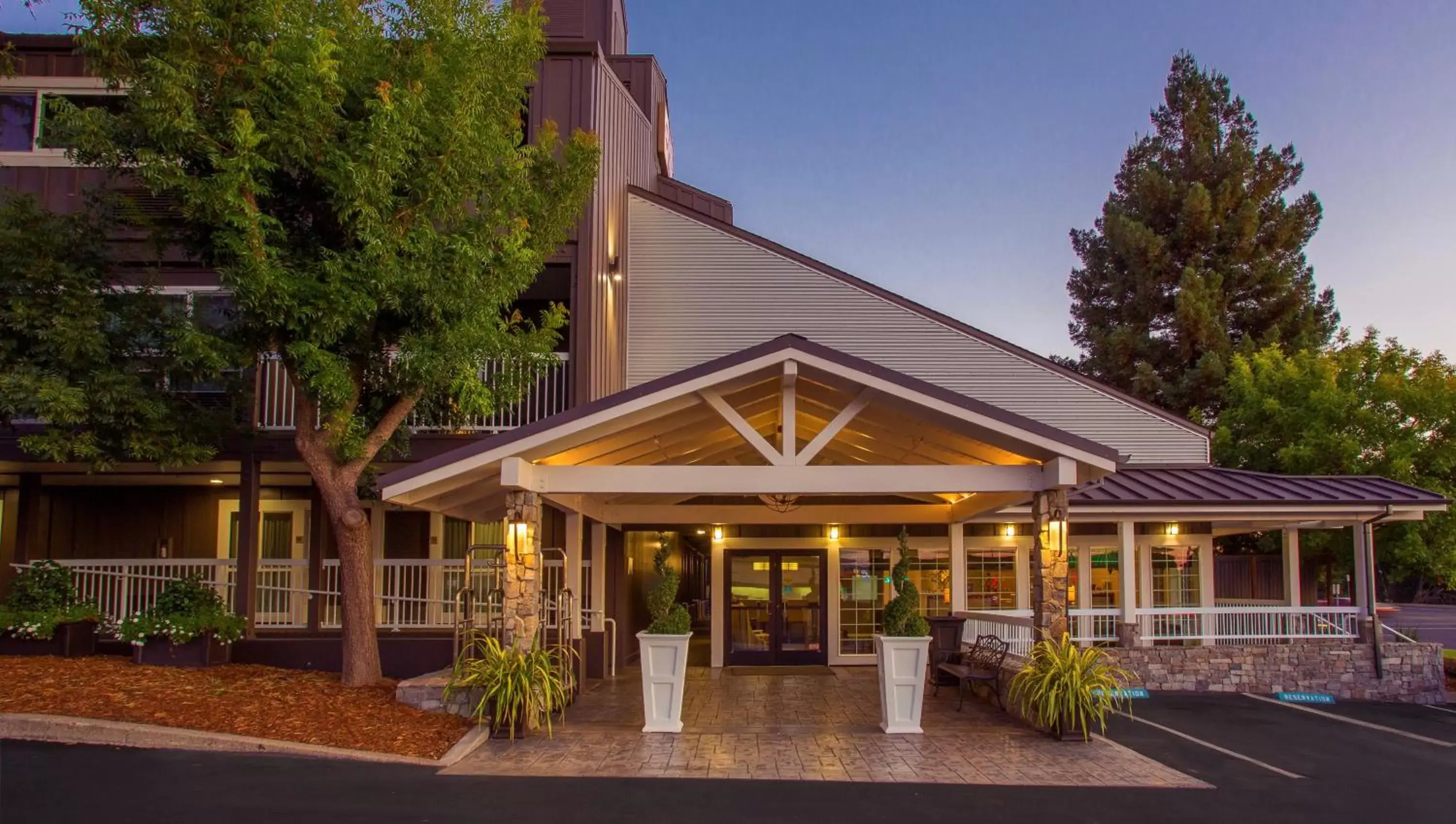 Restaurant/places to eat, Property Building in Best Western Plus Inn at the Vines