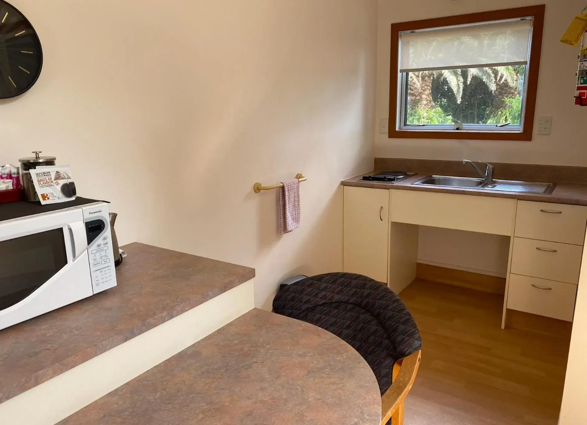 Kitchen/Kitchenette in Colonial House Motel