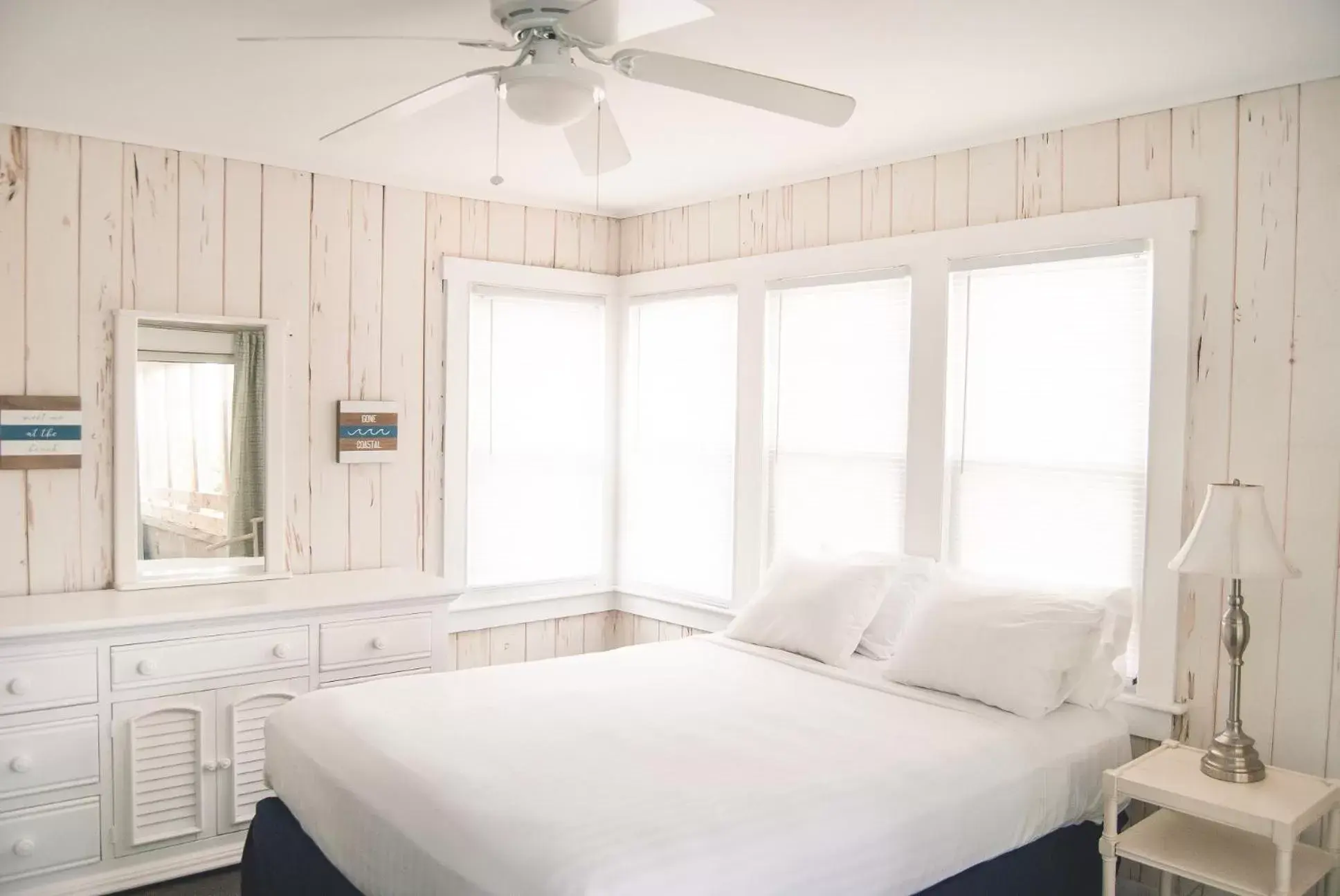 Bedroom, Bed in Surf Club Oceanfront Hotel