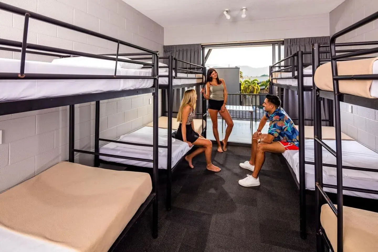 Restaurant/places to eat, Bunk Bed in Gilligan's Backpacker Hotel & Resort Cairns