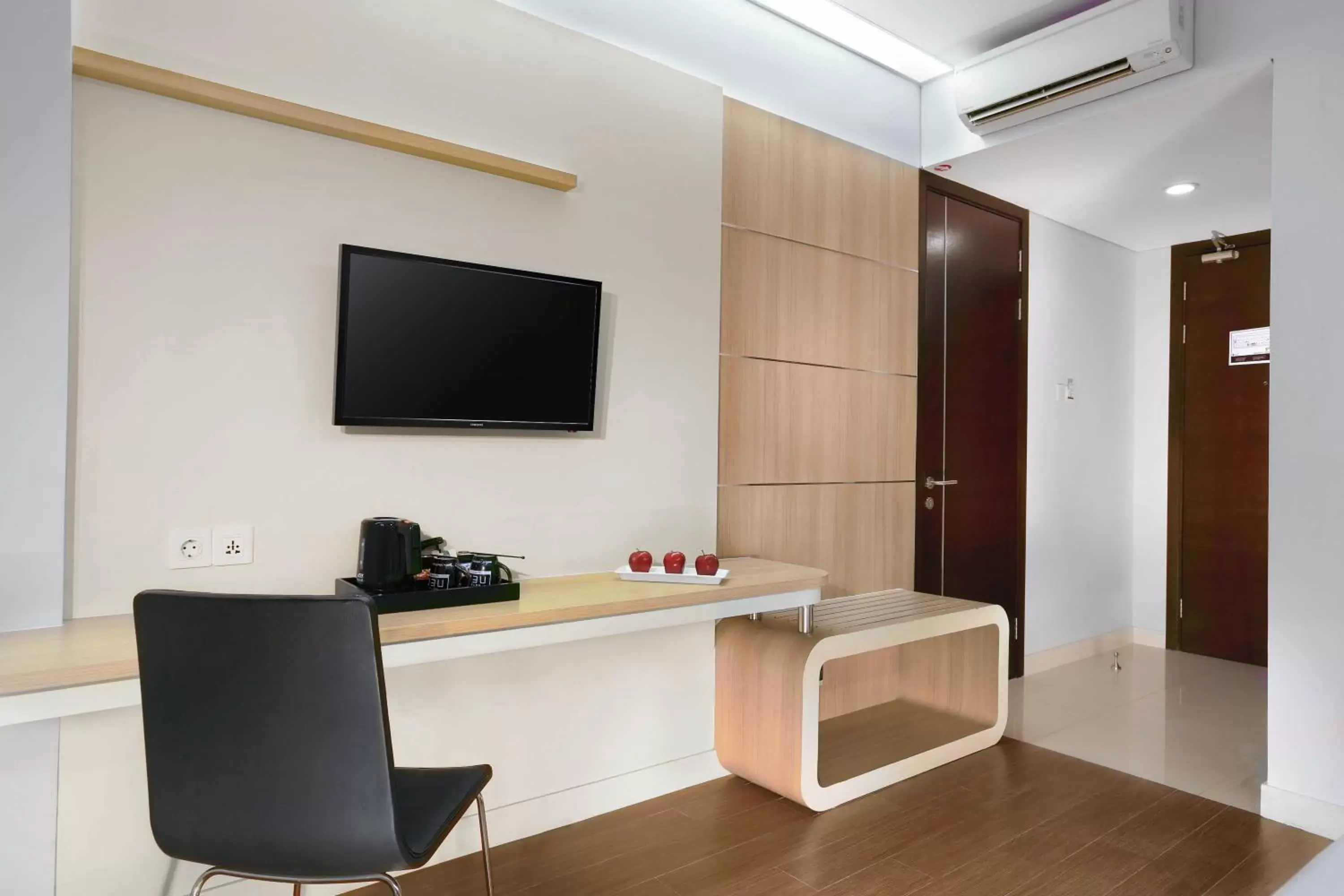 TV and multimedia, TV/Entertainment Center in Hotel Neo Gubeng by ASTON