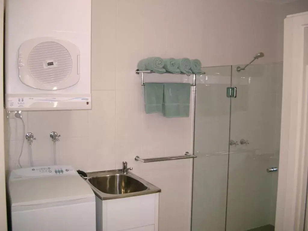 Bathroom, Kitchen/Kitchenette in McLaren Vale Motel & Apartments