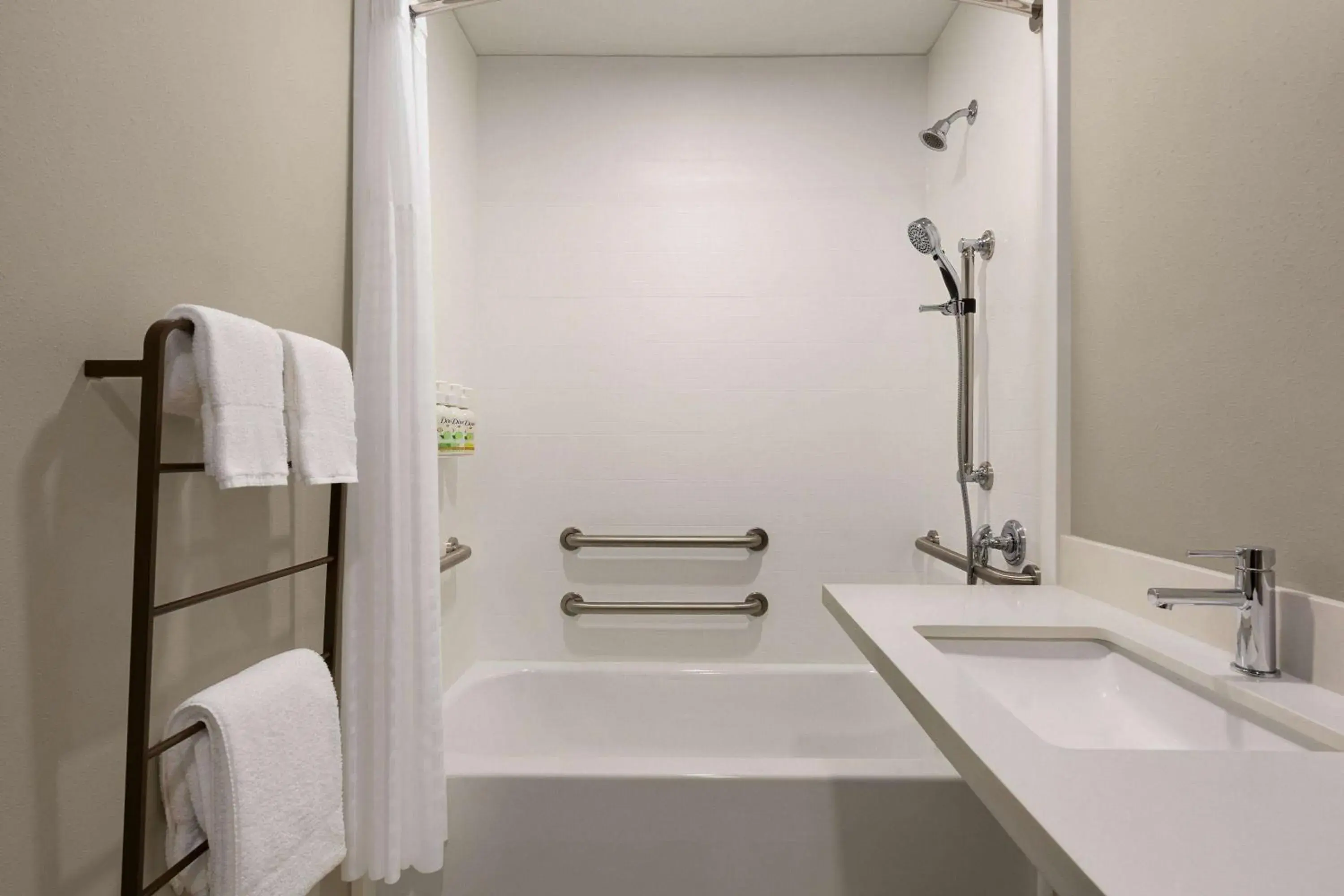 Shower, Bathroom in La Quinta Inn By Wyndham Columbia NE / Fort Jackson