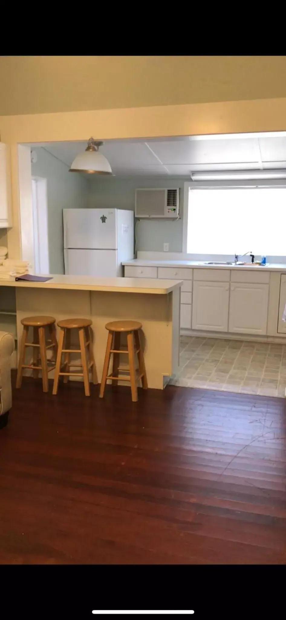 Kitchen or kitchenette in The Palmetto Inn