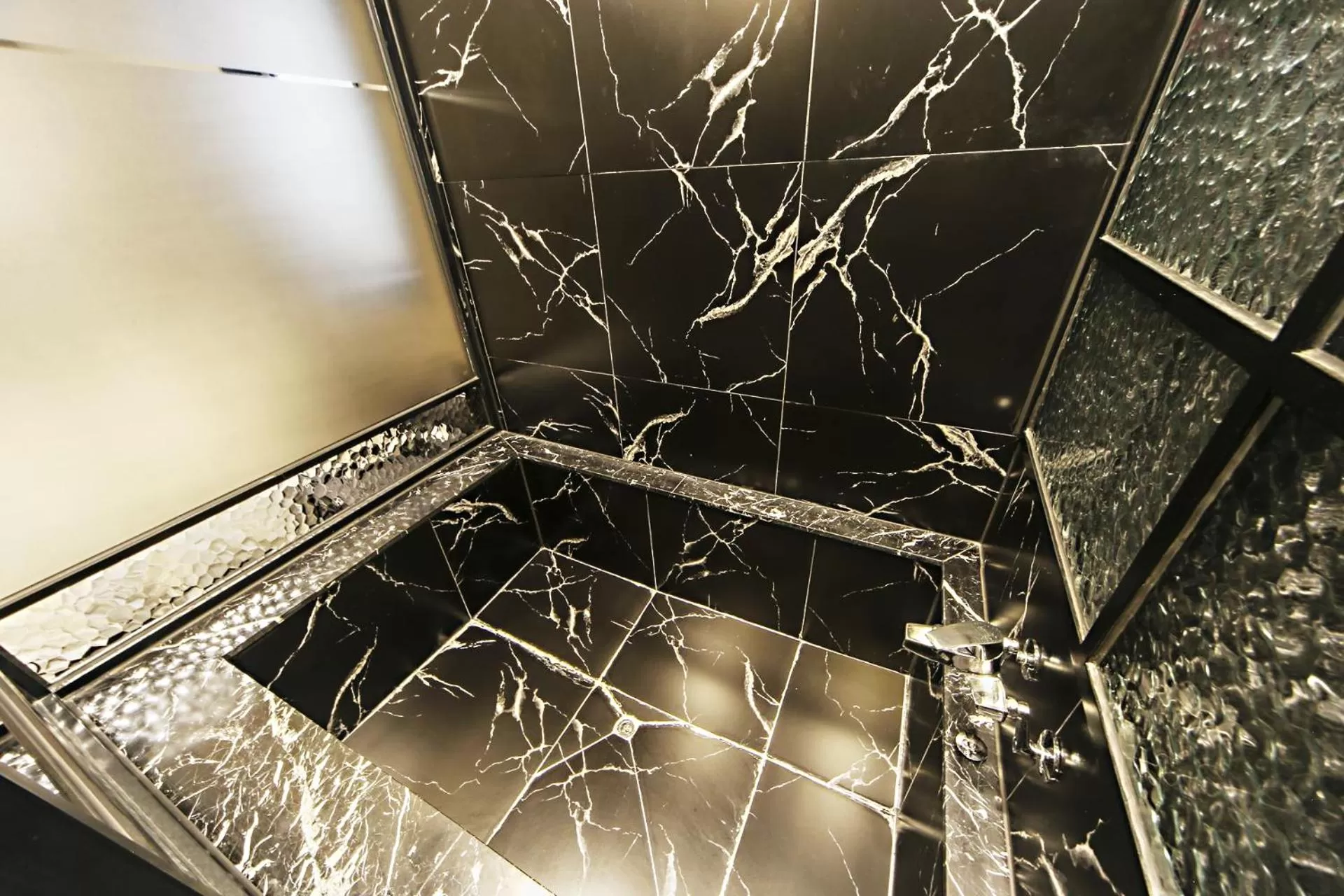 Photo of the whole room in Masan Almond Hotel