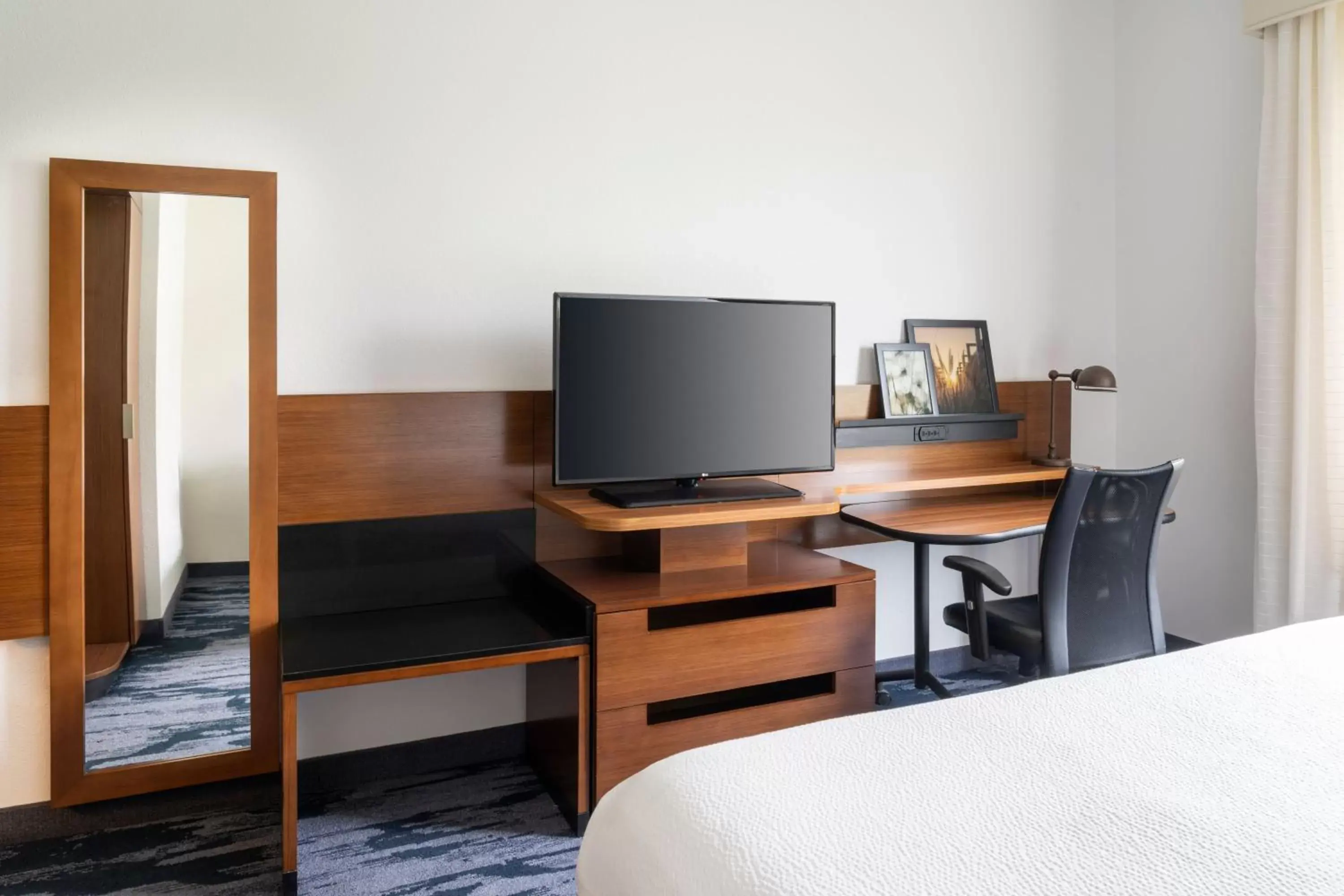 Photo of the whole room, TV/Entertainment Center in Fairfield Inn & Suites by Marriott Akron Fairlawn