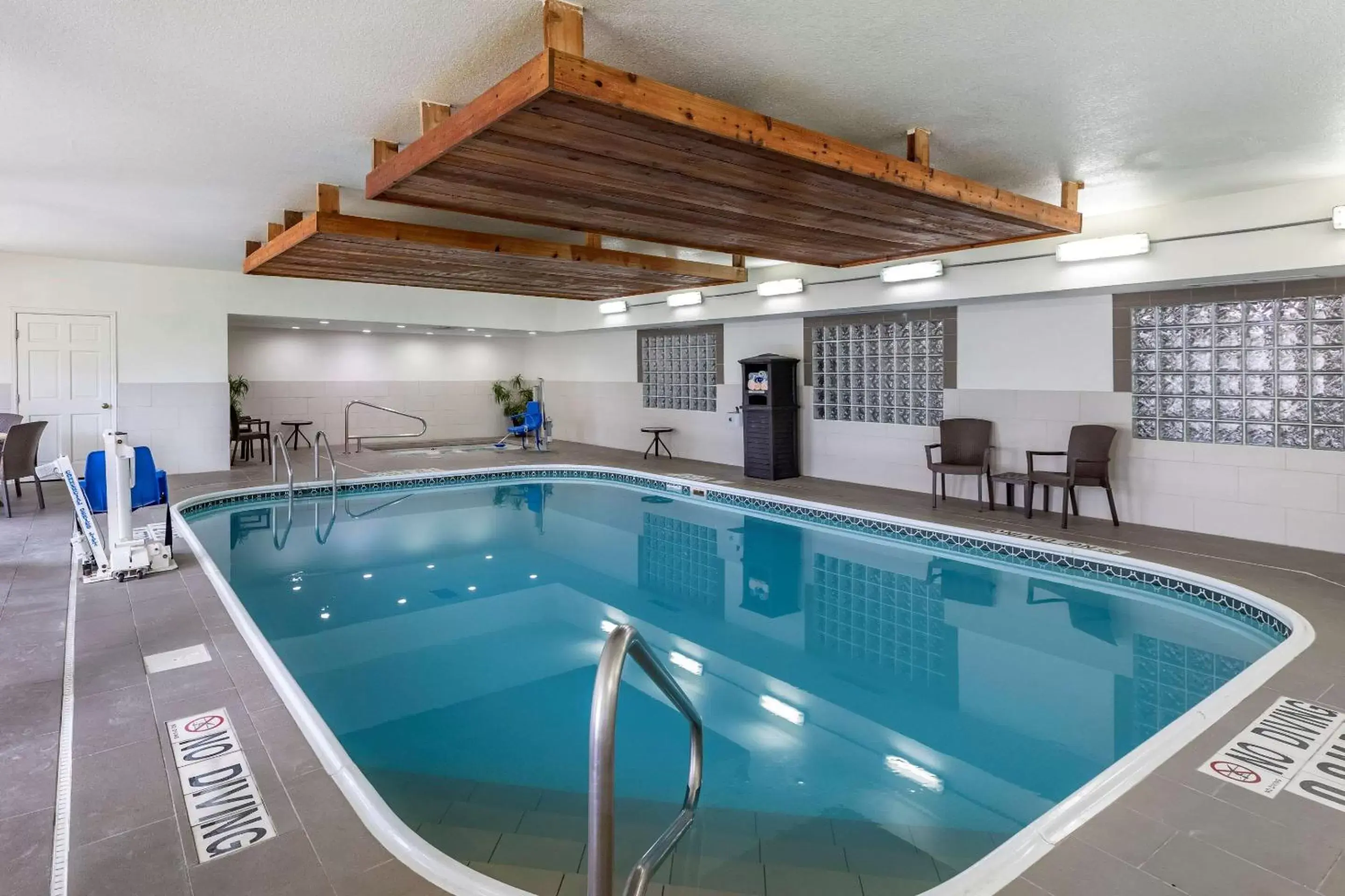 Activities, Swimming Pool in Comfort Suites Fort Collins Near University