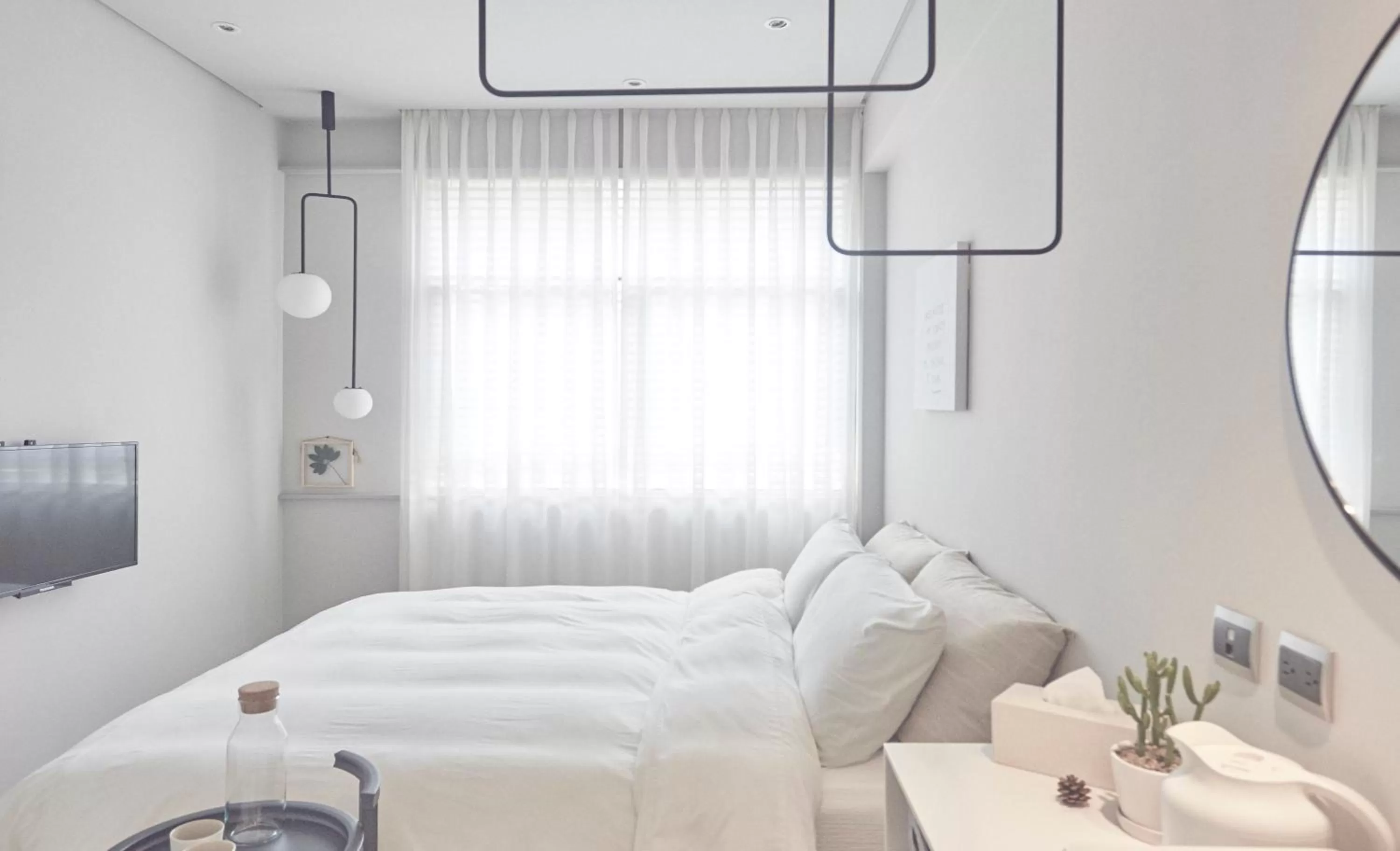 Photo of the whole room, Bed in The Door Inn