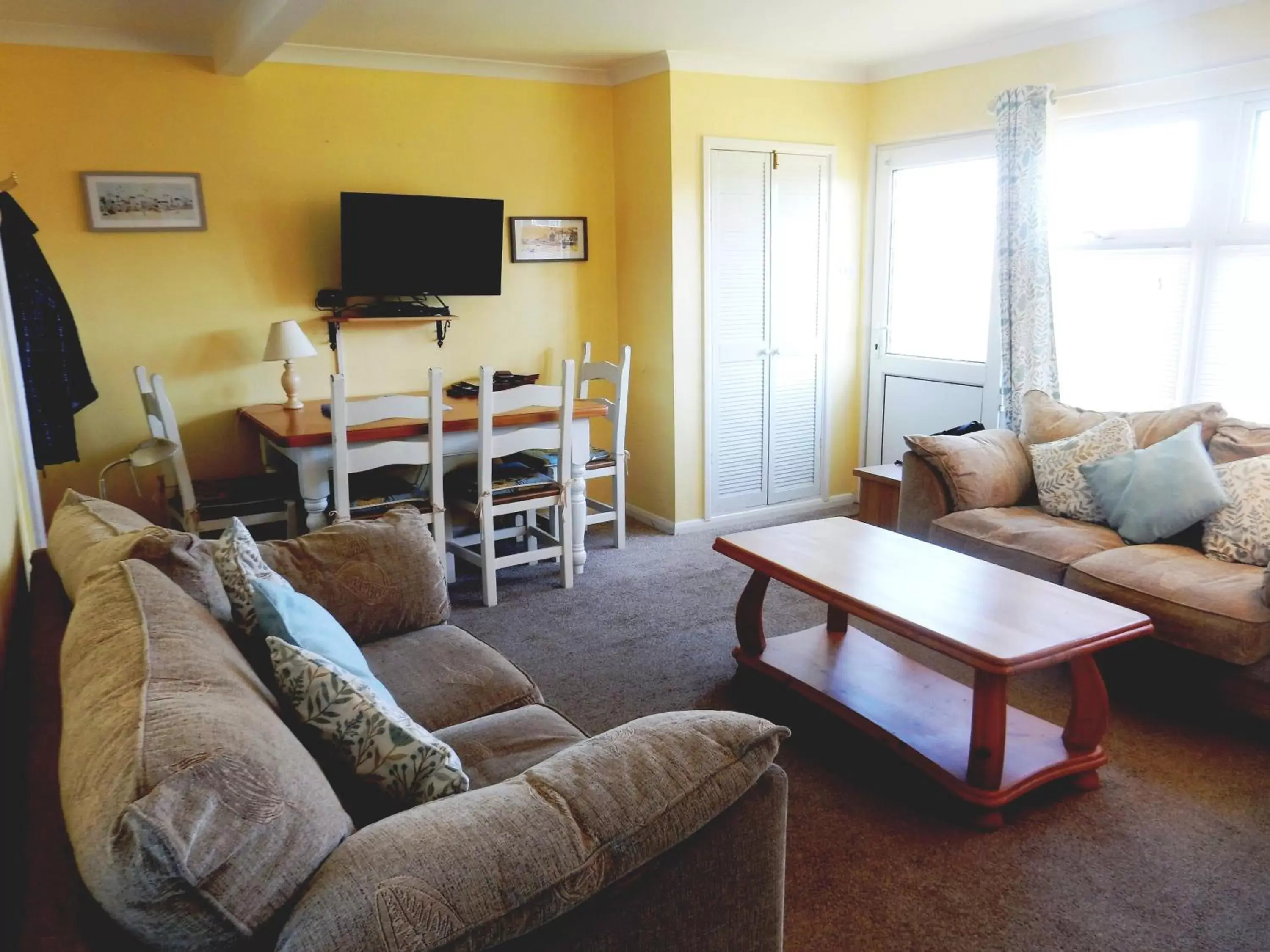 Living room, Seating Area in Sheena's Dartmouth Chalets