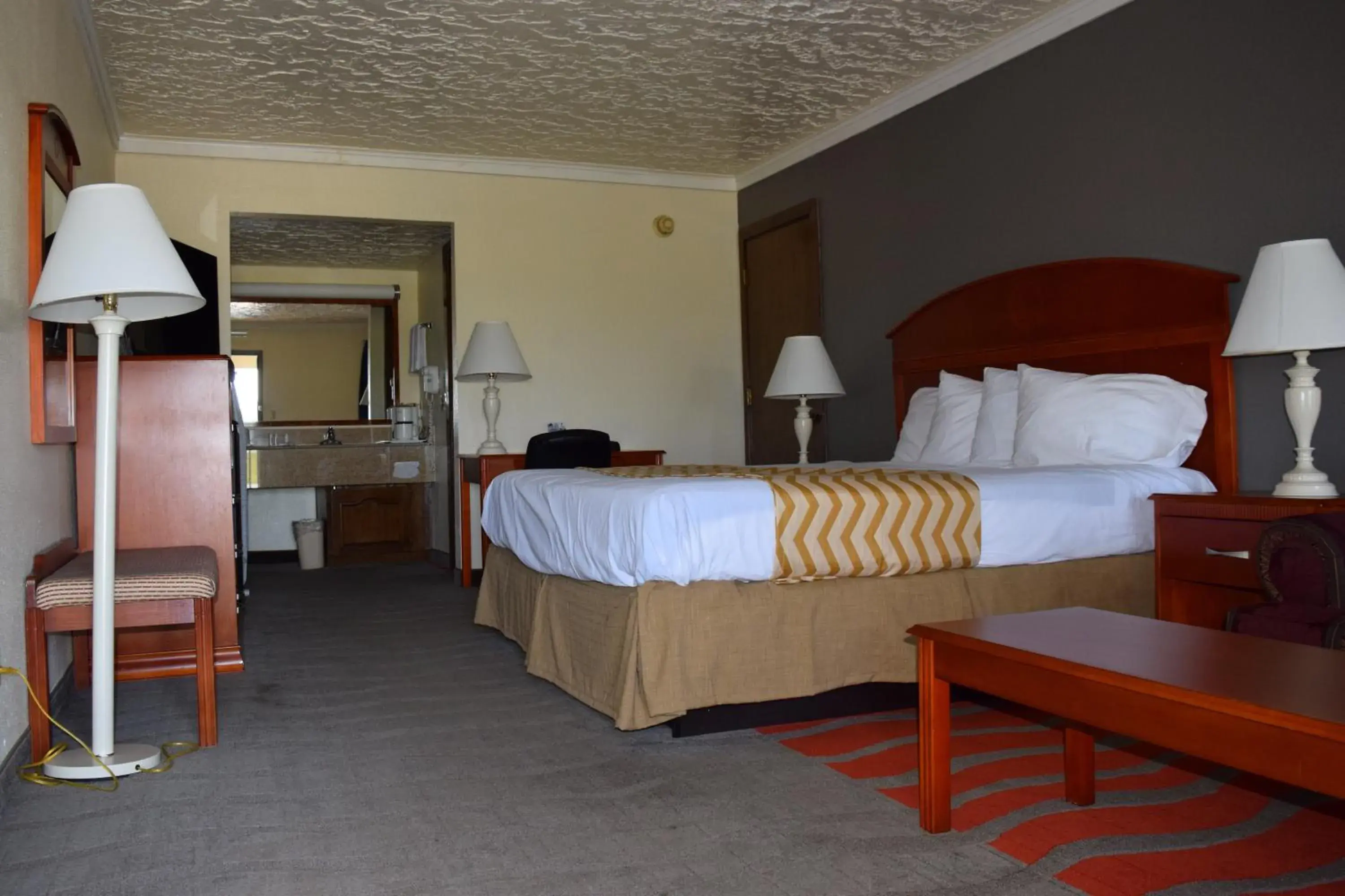 Photo of the whole room, Room Photo in Travelodge Inn & Suites by Wyndham Norman