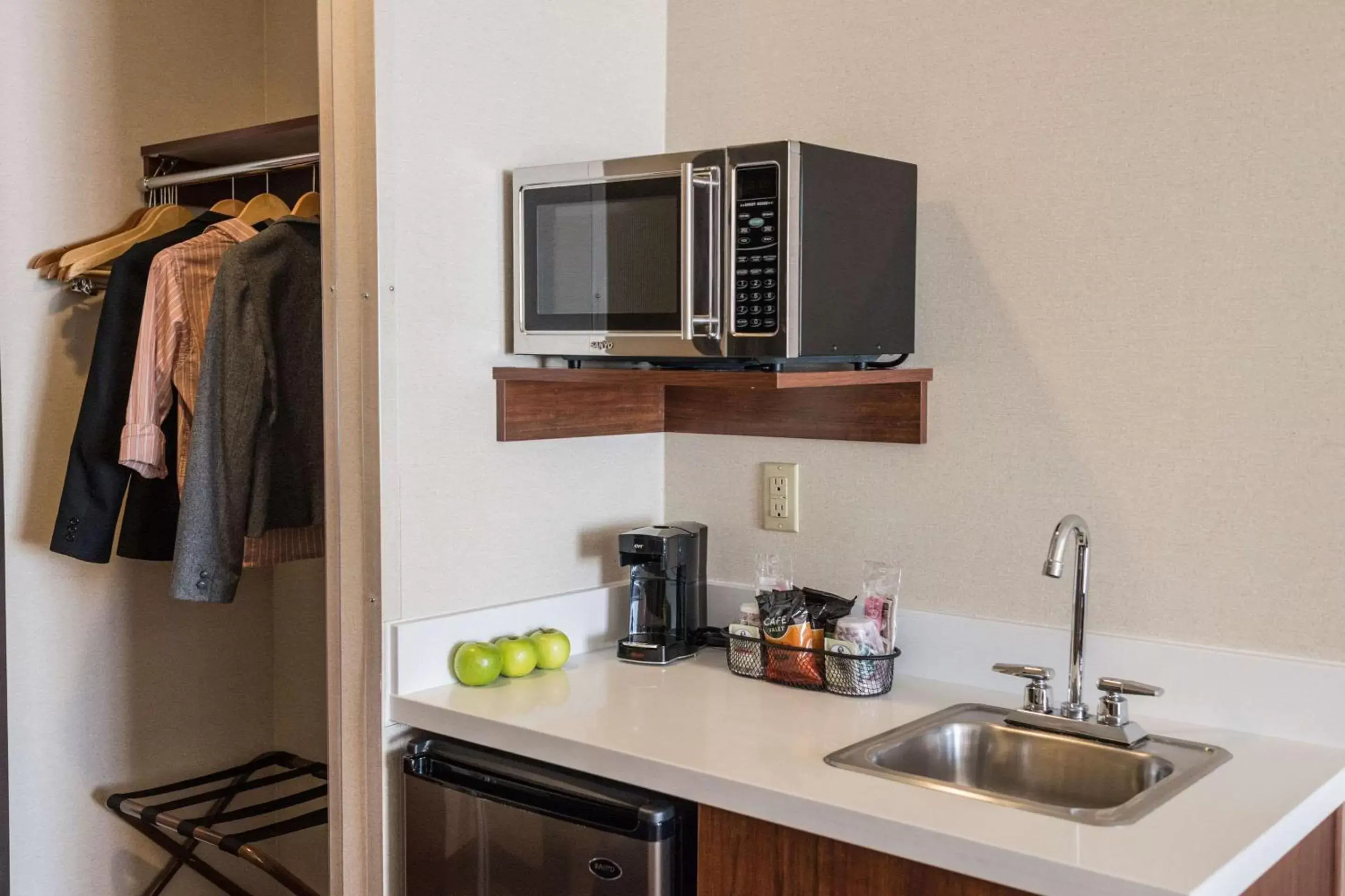 Queen Suite with Two Queen Beds - Accessible/Non-Smoking in Comfort Suites Springfield-Eugene Queen Suite with Two Queen Beds - Accessible/Non-Smoking in Comfort Suites Springfield-Eugene