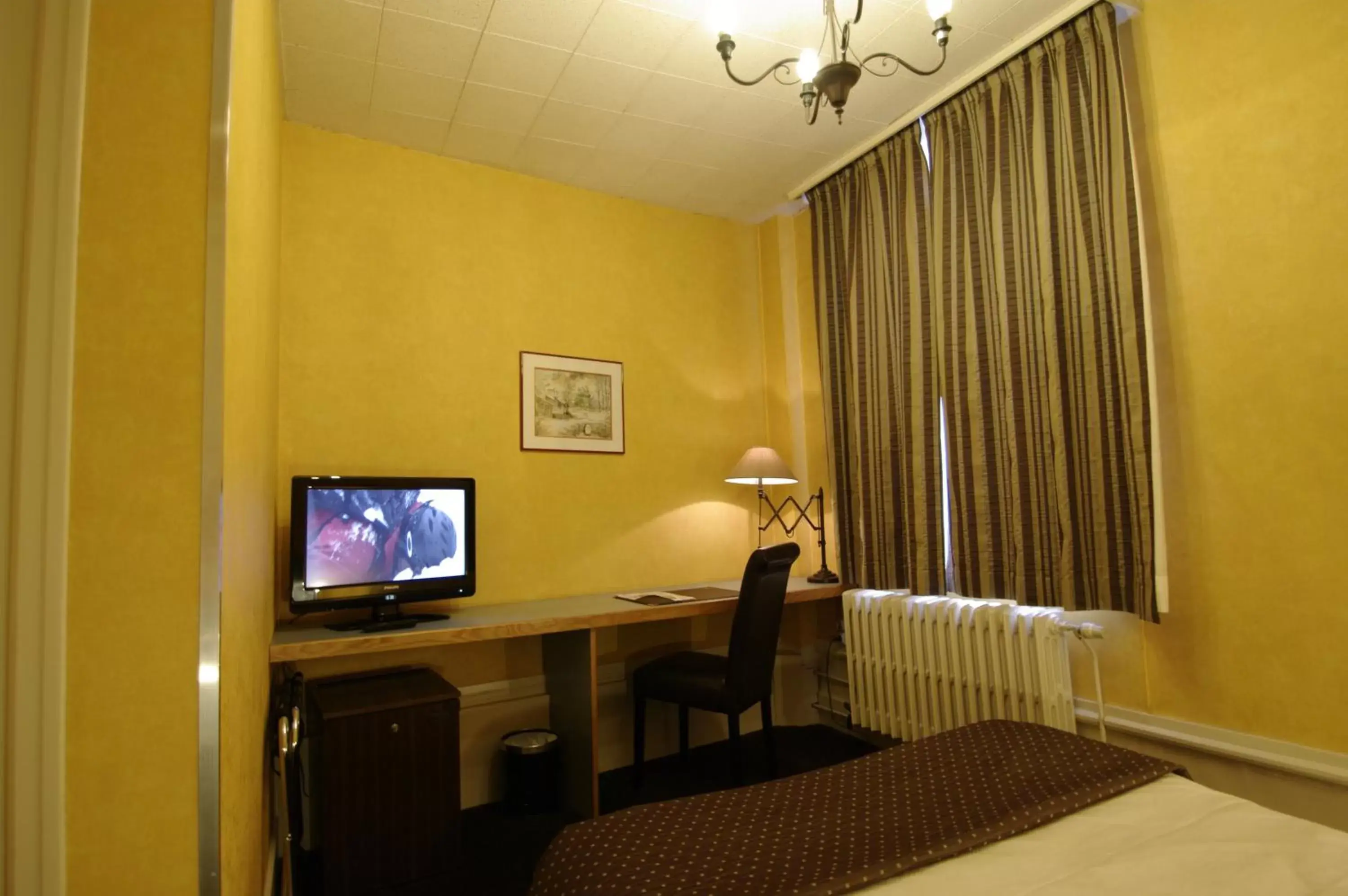 Bedroom, TV/Entertainment Center in Grand Hotel de L'Univers