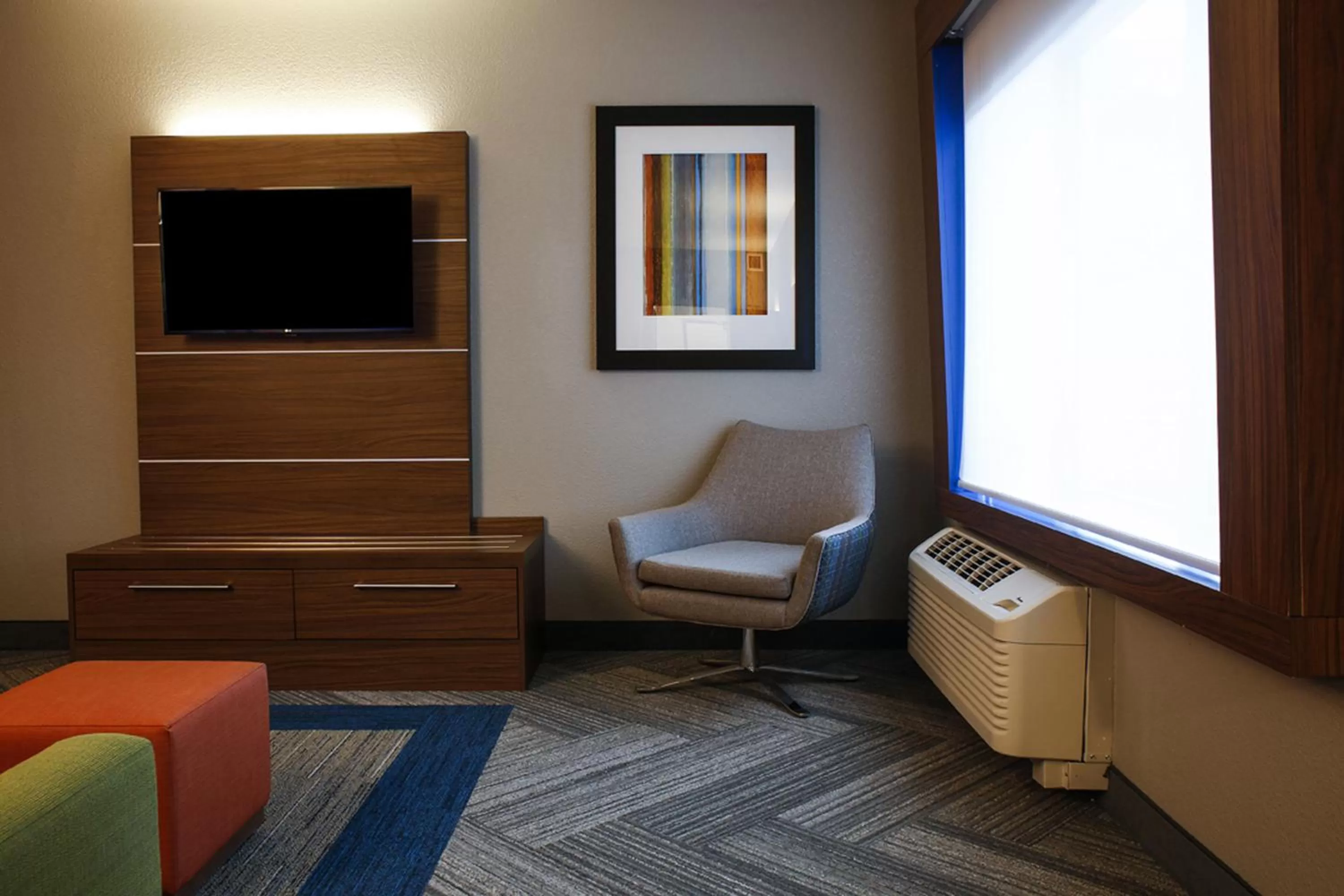 Bedroom in Holiday Inn Express & Suites Downtown Louisville by IHG
