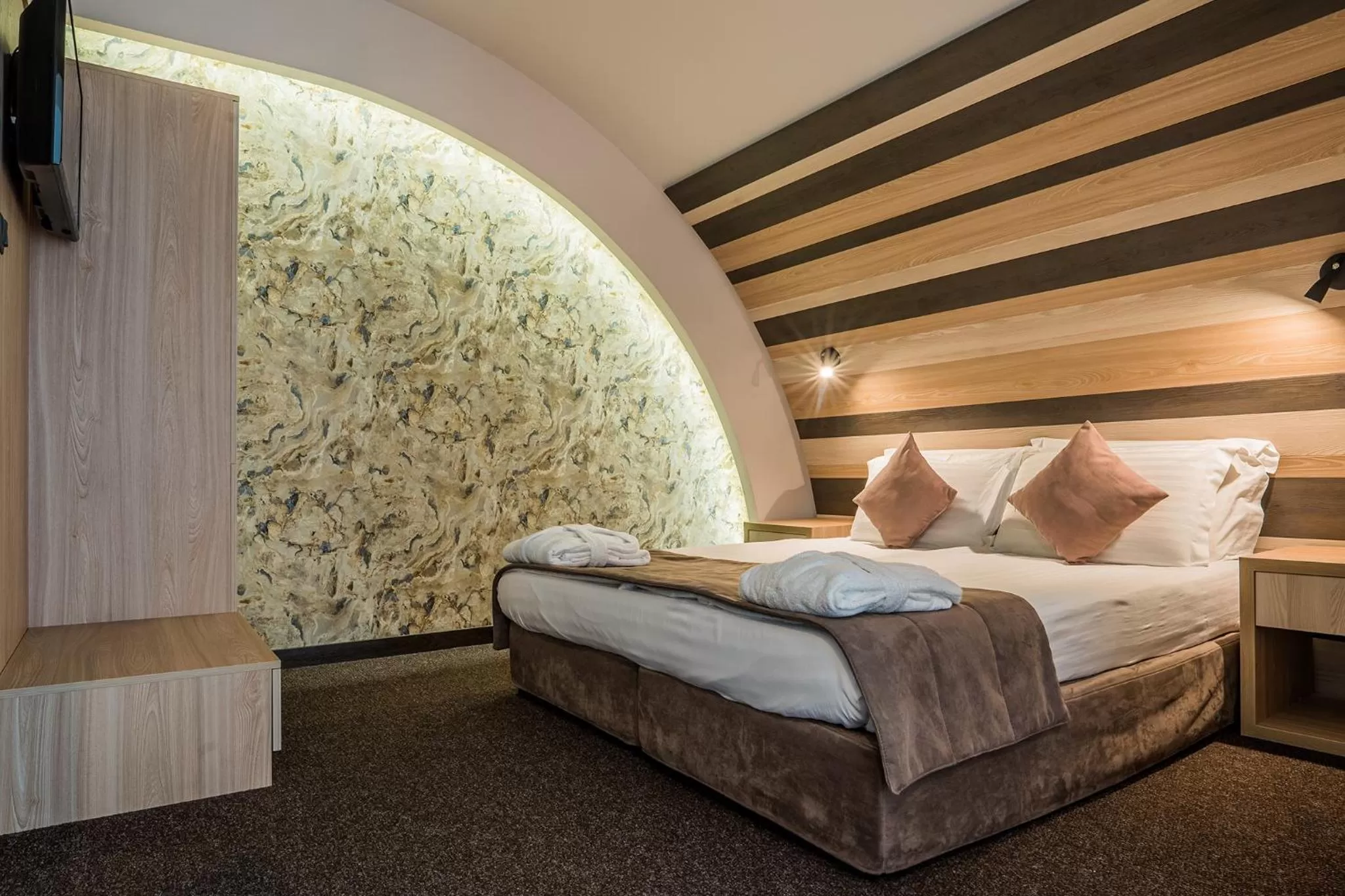 Bed in Budapest Hotel - Free Parking