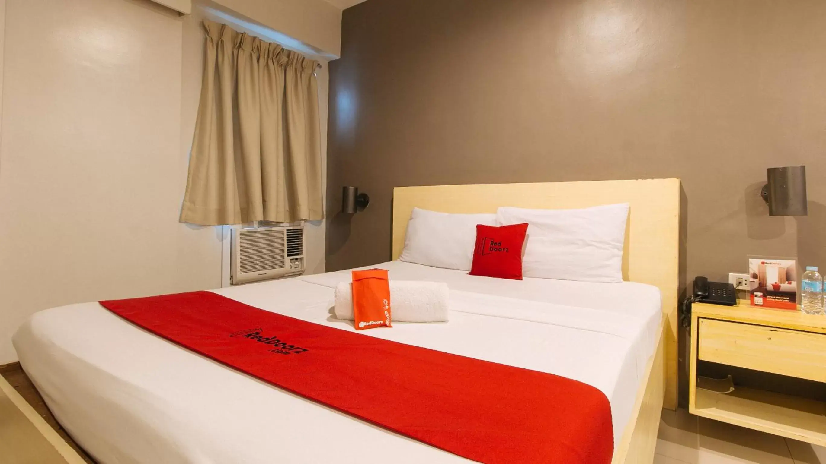 Bedroom, Bed in RedDoorz at Samat Mandaluyong - Vaccinated Staff