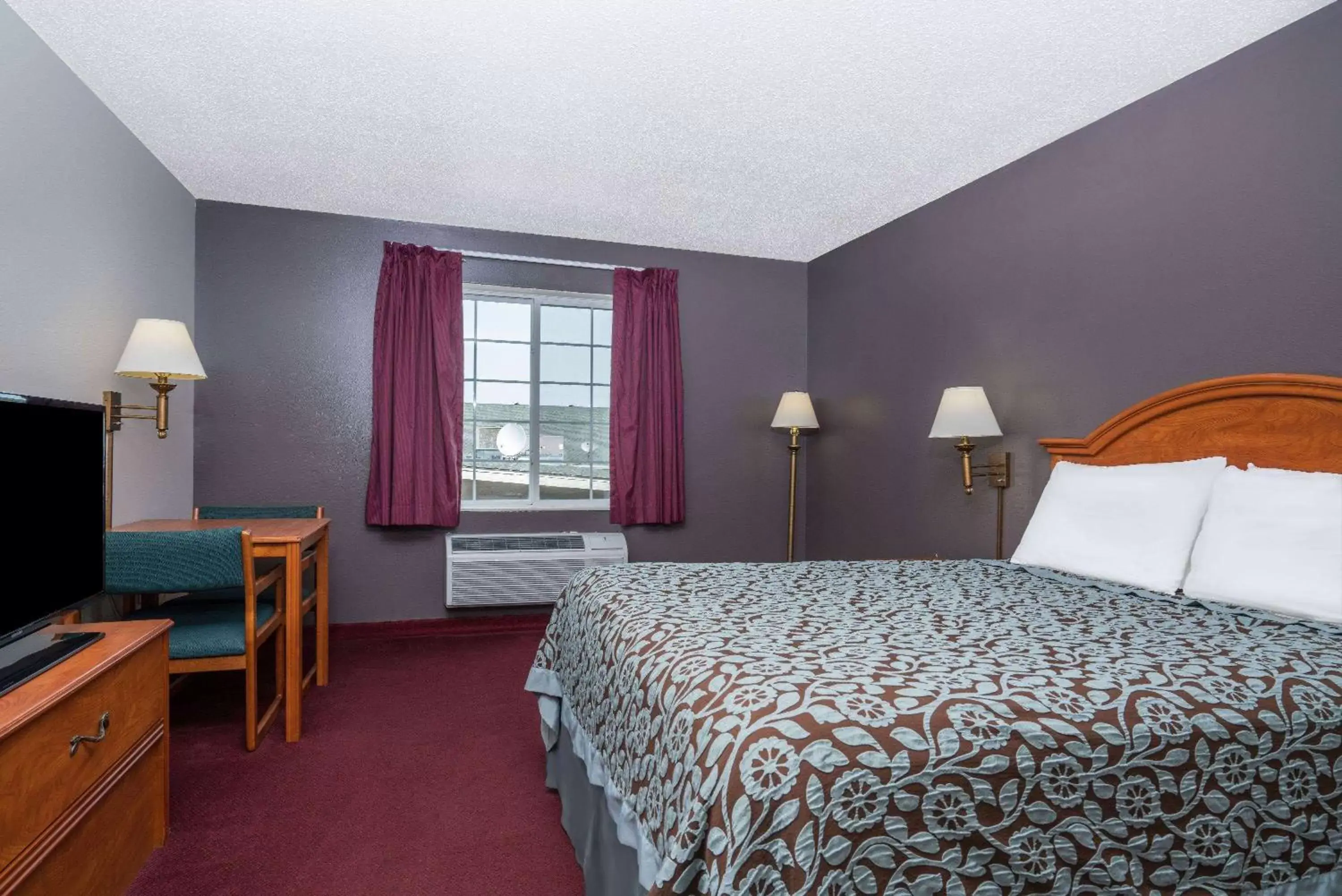 Photo of the whole room, Bed in Days Inn by Wyndham Fargo/Casselton
