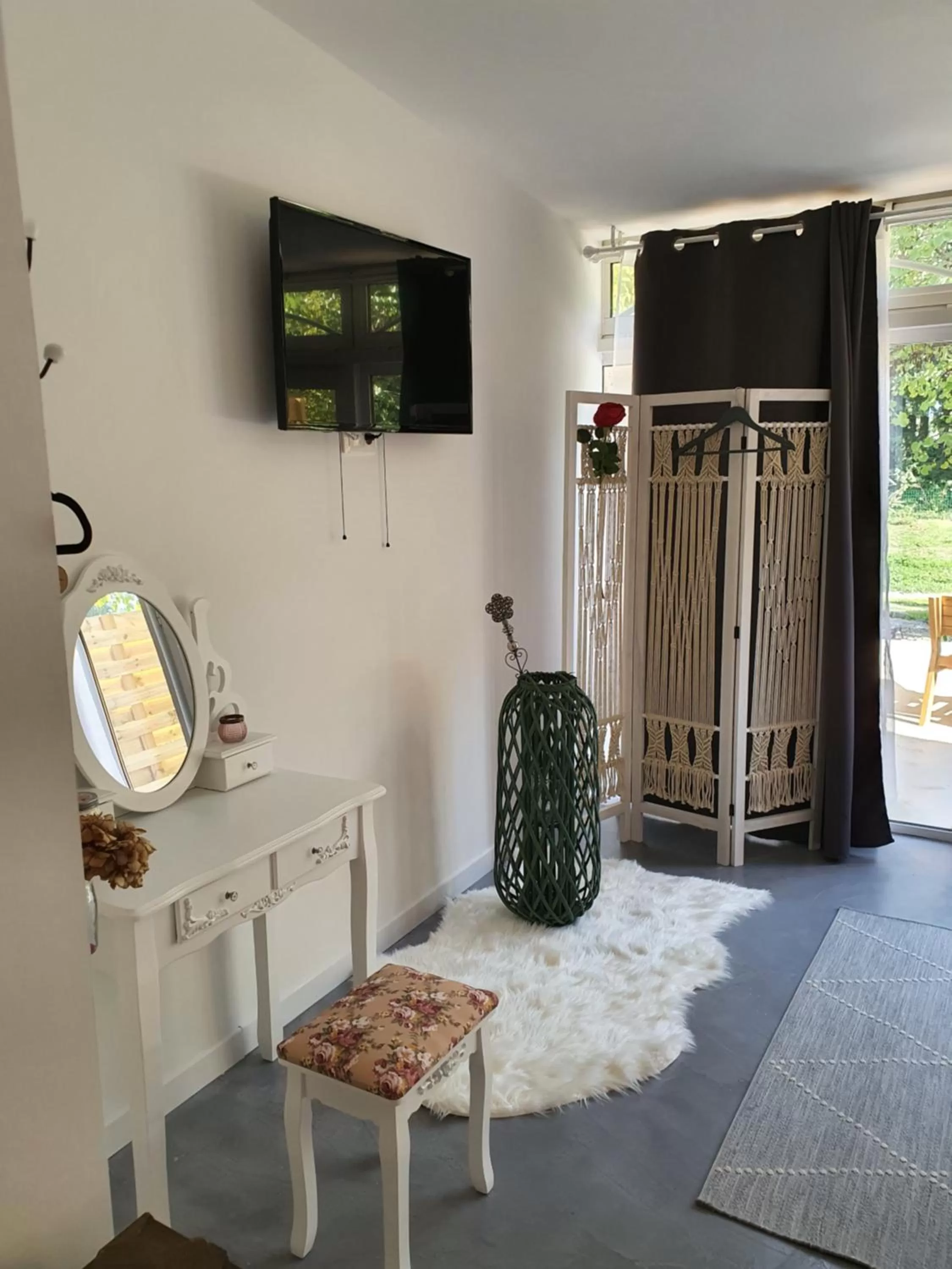 TV/Entertainment Center in Au secret des Brégines