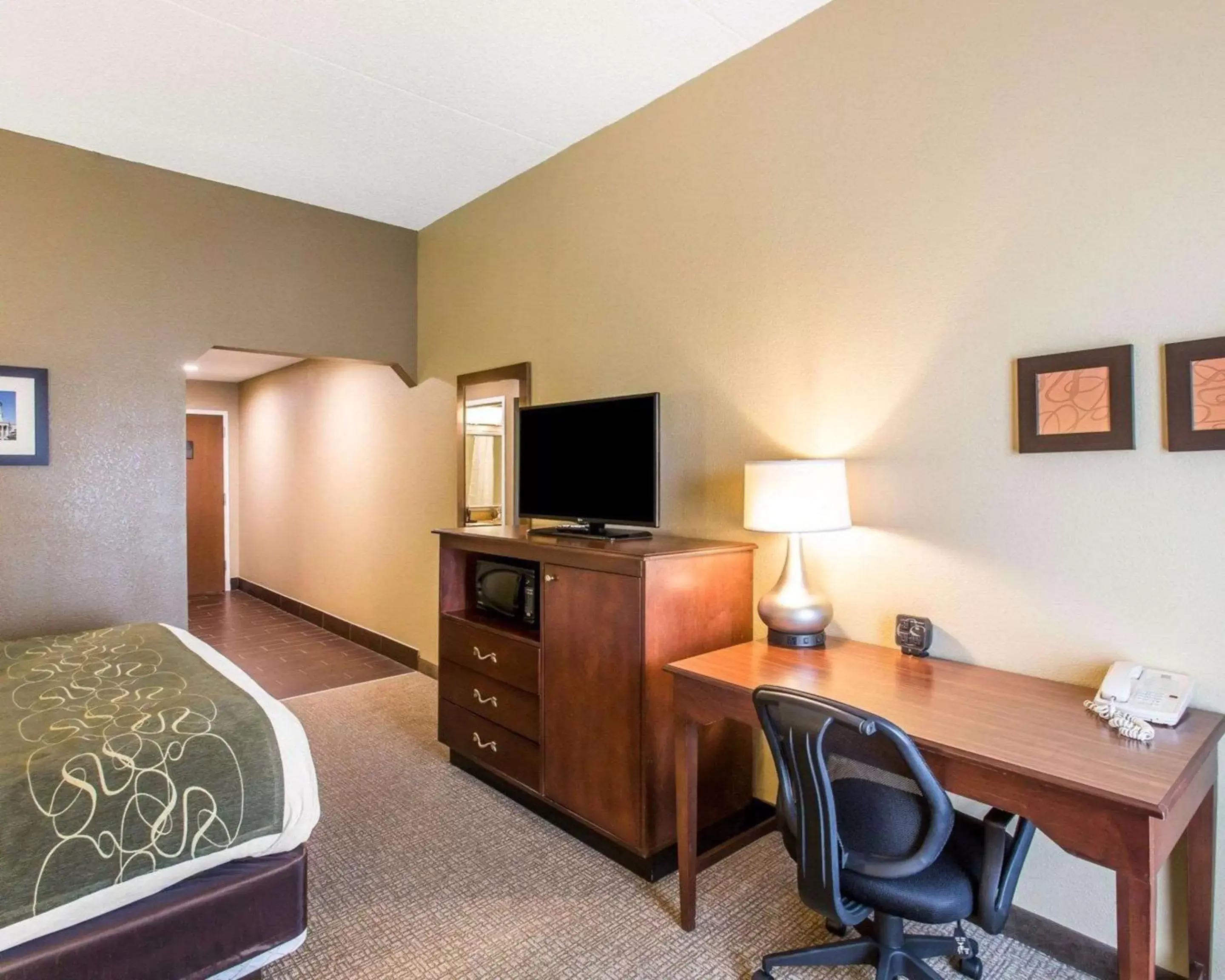 Photo of the whole room, TV/Entertainment Center in Comfort Suites Cookeville