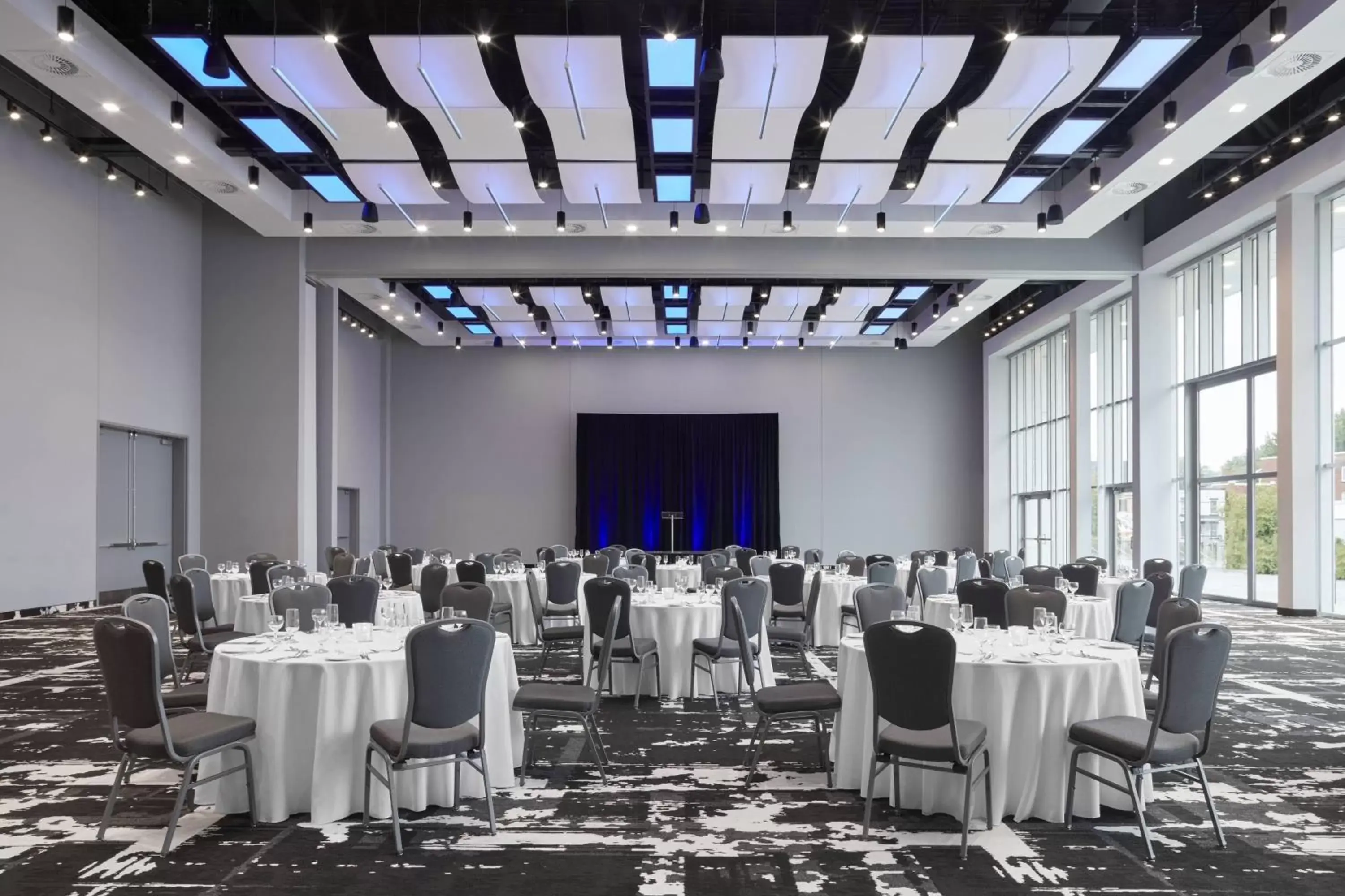 Meeting/conference room, Restaurant/Places to Eat in Delta Hotels by Marriott Trois Rivieres Conference Centre